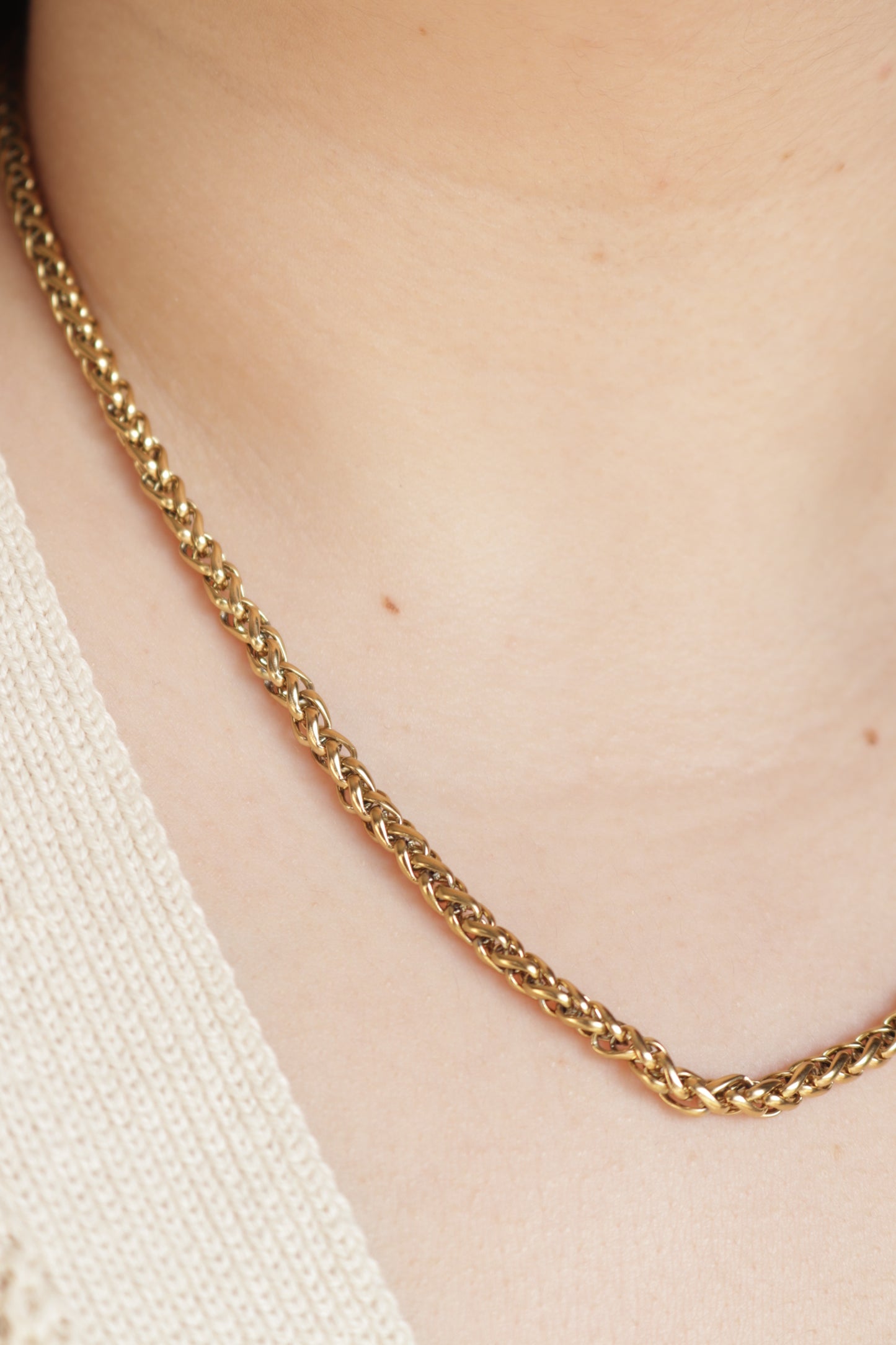 Colar de Aço Dourado Entrelaçado