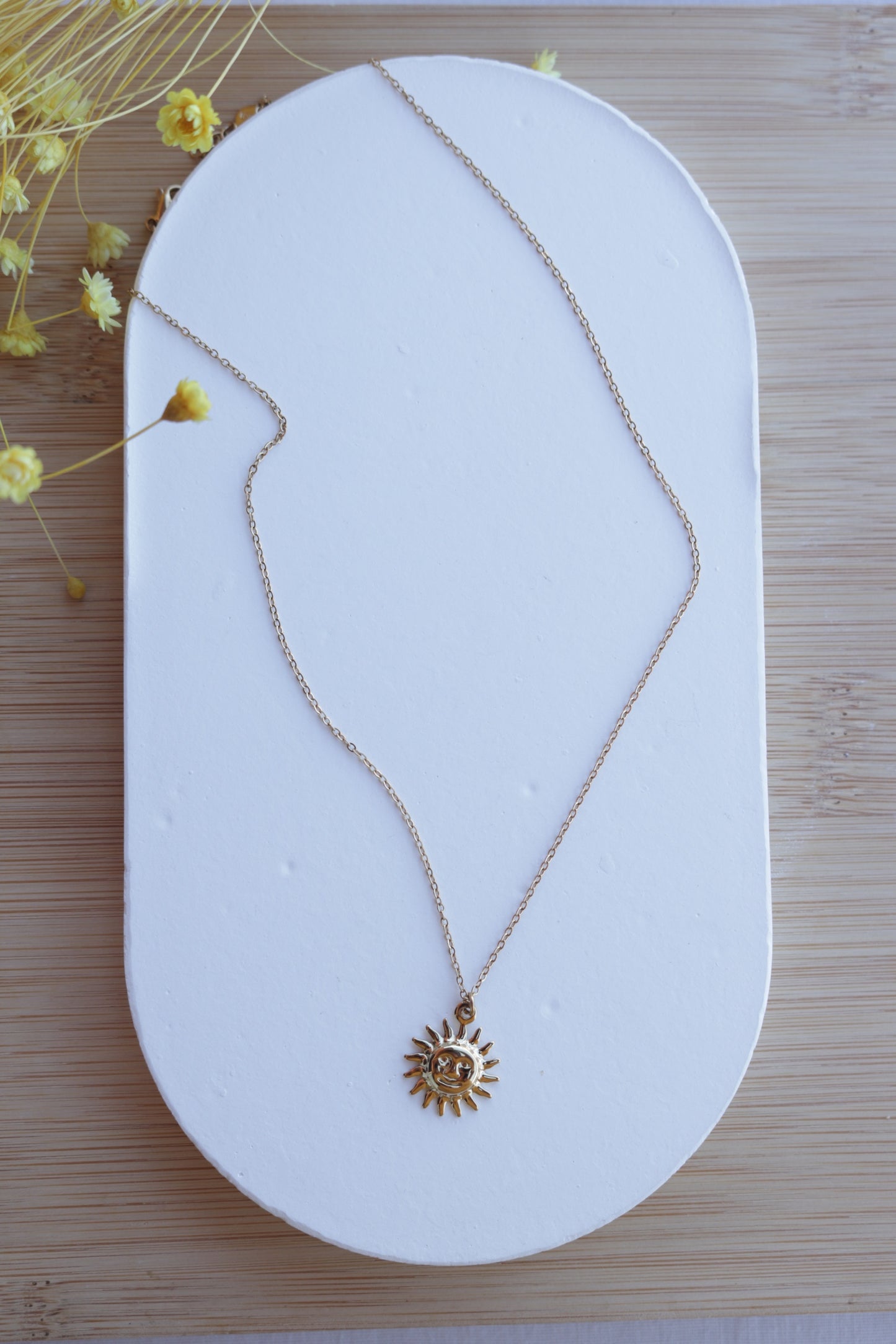 Colar de Aço Dourado com Sol