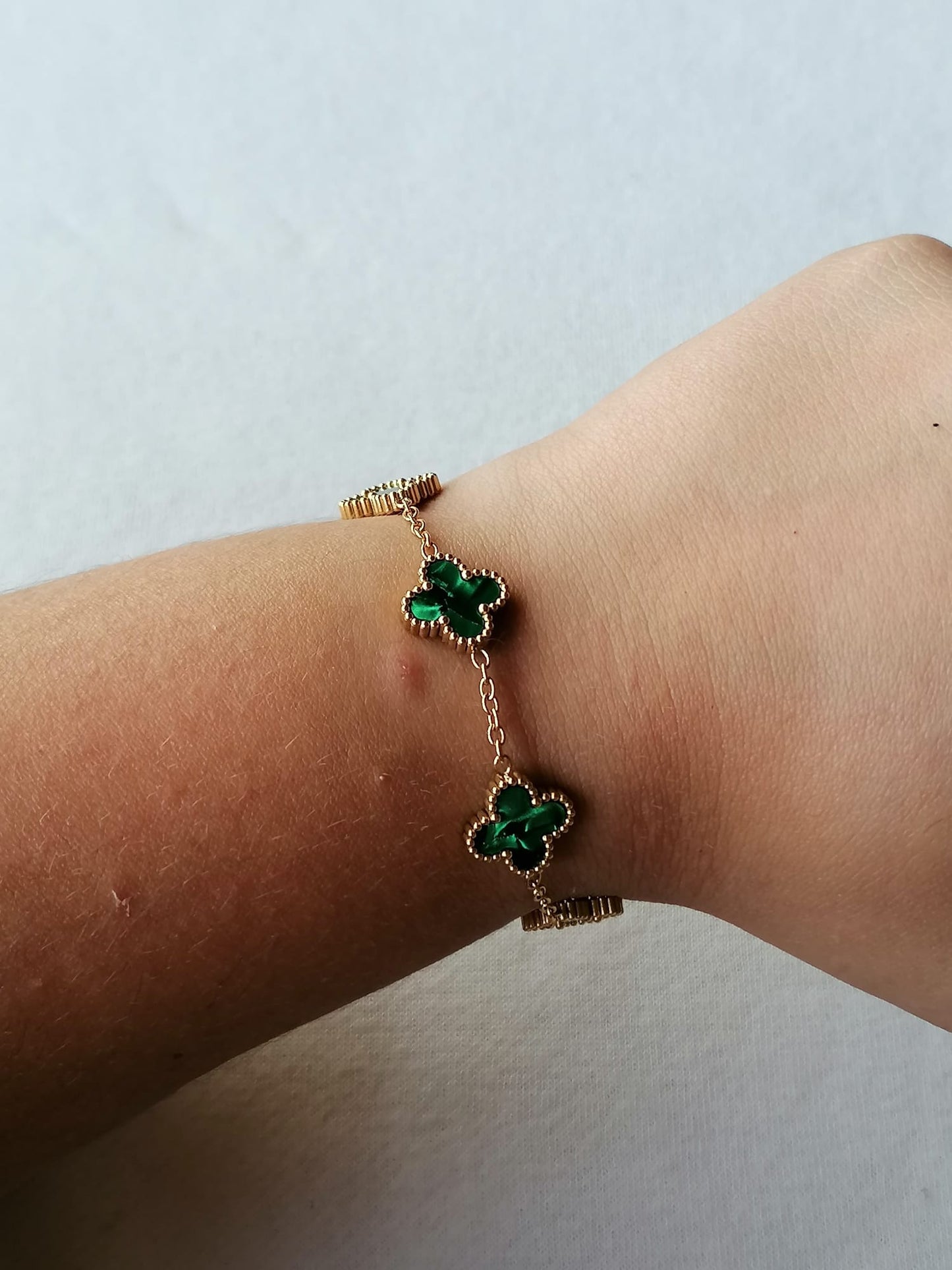 Pulseira de Aço Dourado de 5 Trevos Verdes Madrepérola