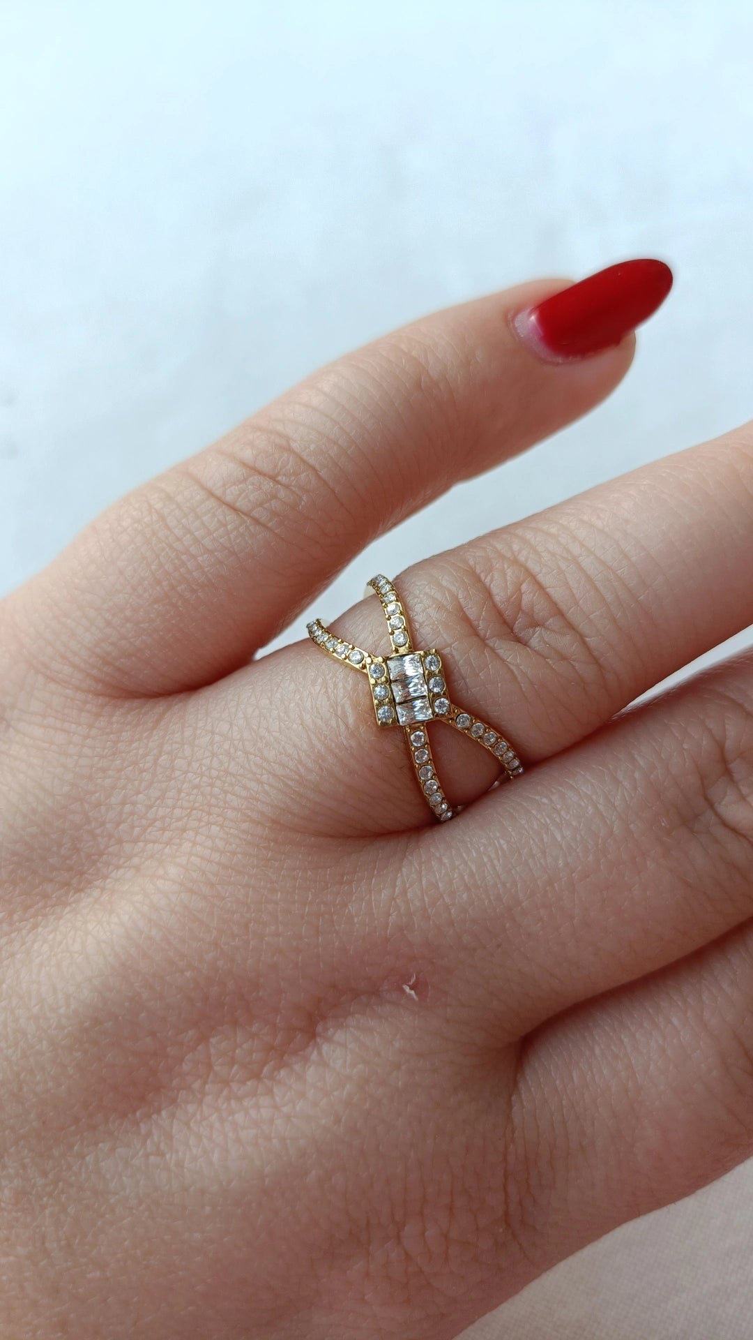 Anel de Aço Dourado Duplo com Brilhantes