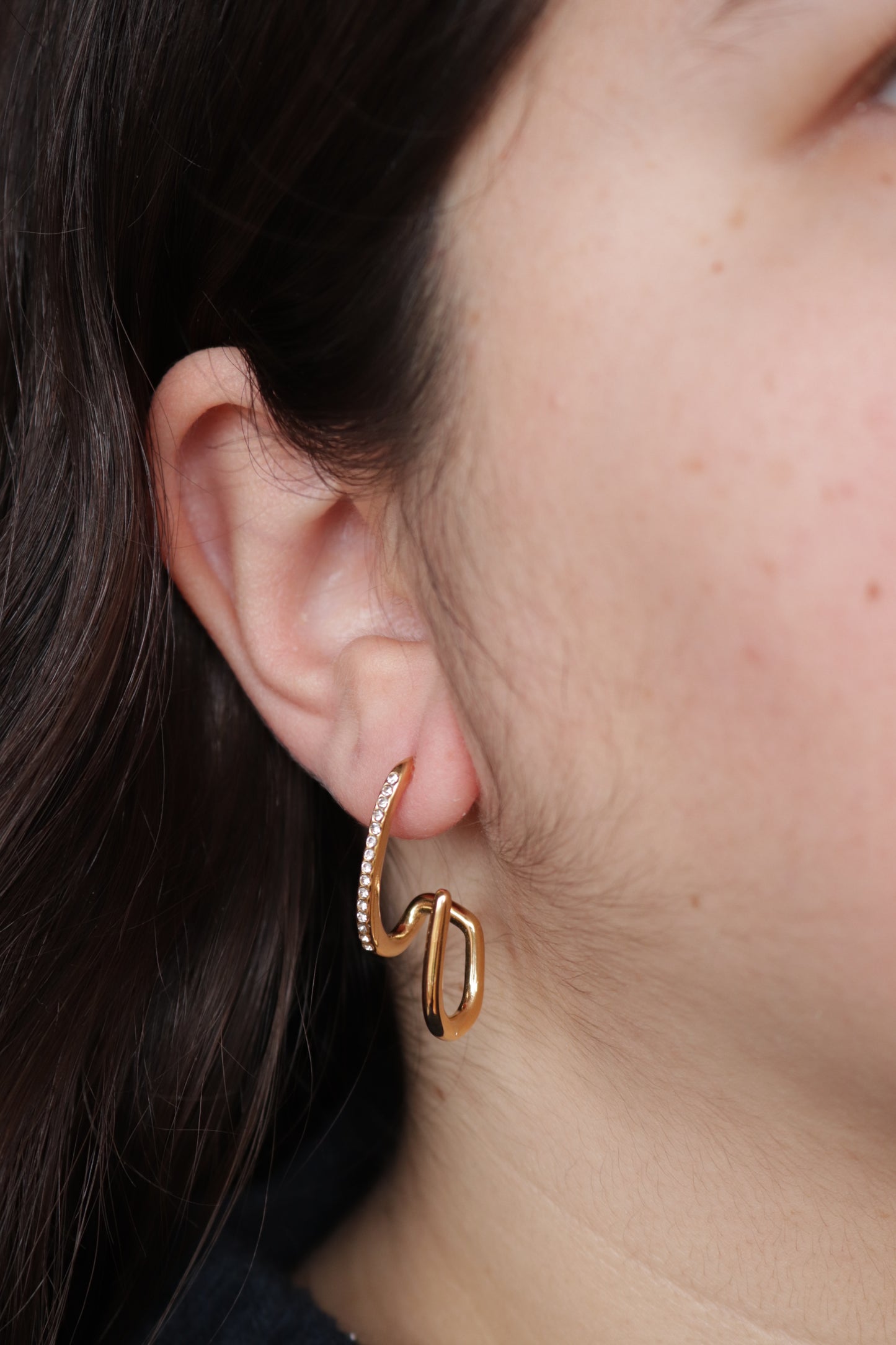 Brincos de Aço Dourado Ondulado com Zircônias