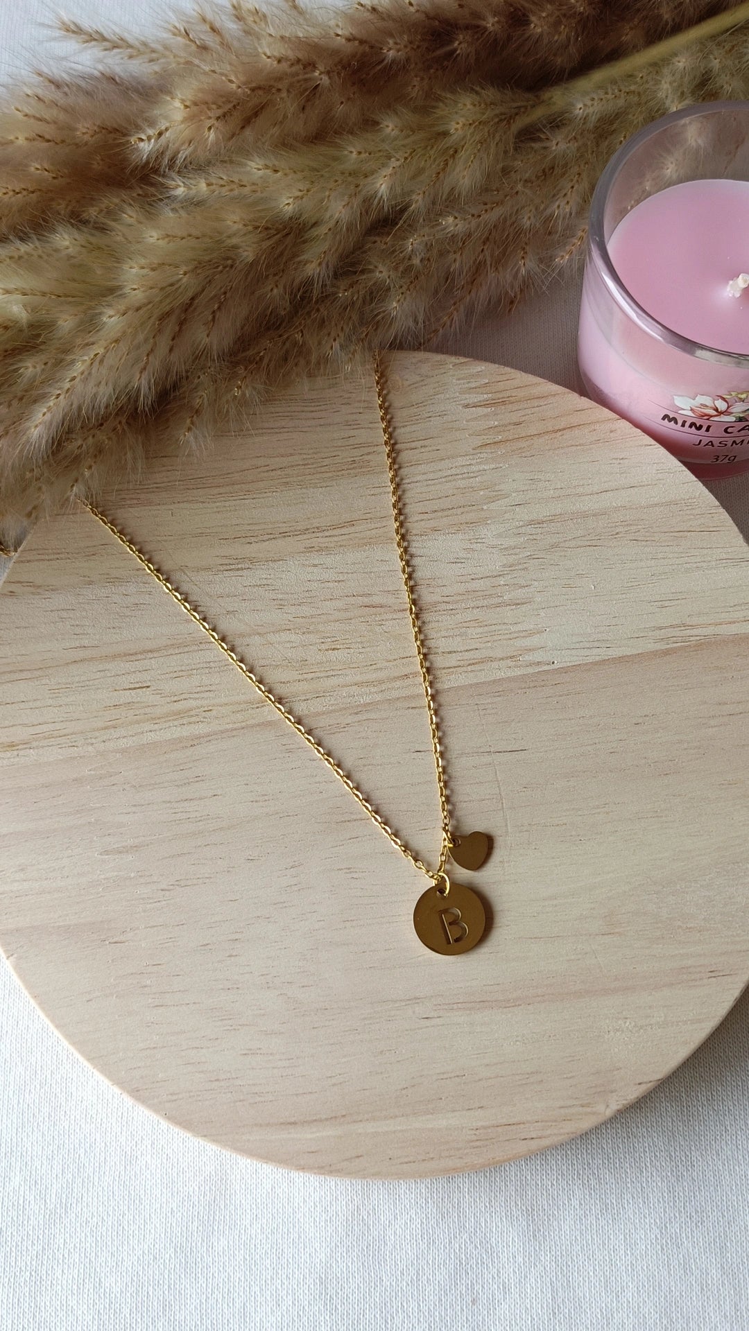 Colar de Aço Dourado de Inicial + Mini Coração