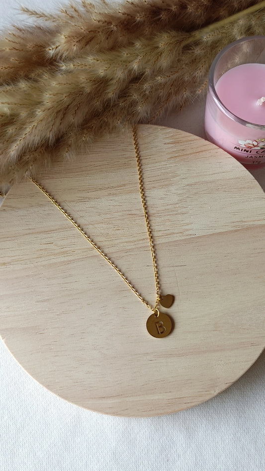 Colar de Aço Dourado de Inicial + Mini Coração