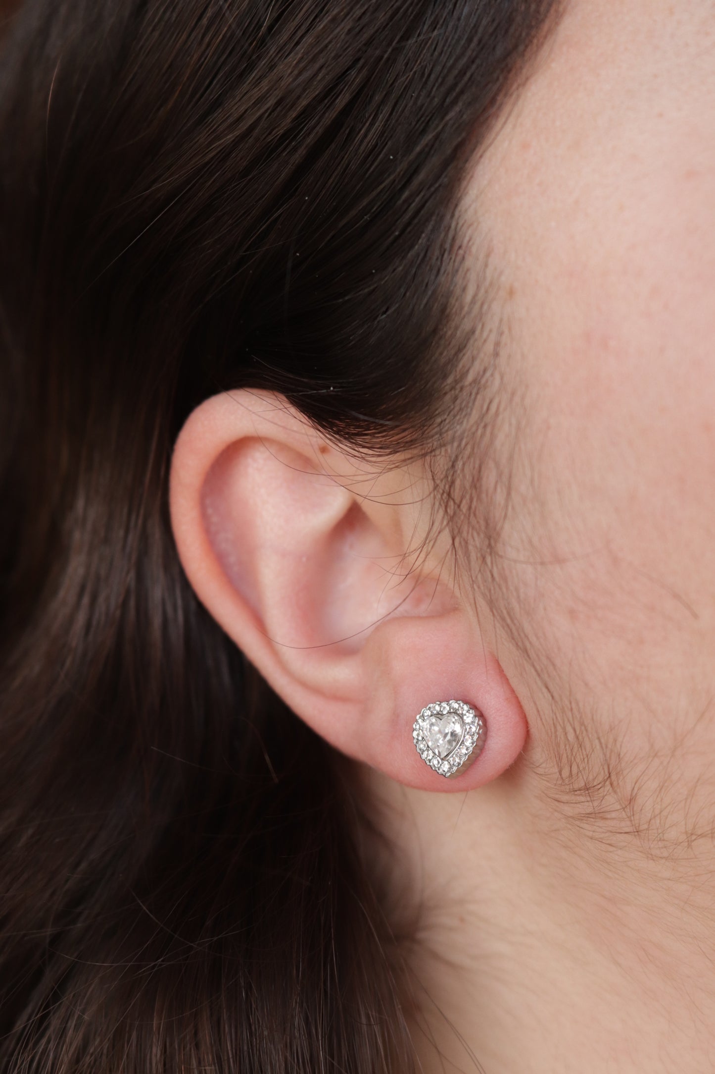 Brincos de Aço Prateado Inspiração Swarovski de Coração com Brilhantes à Volta