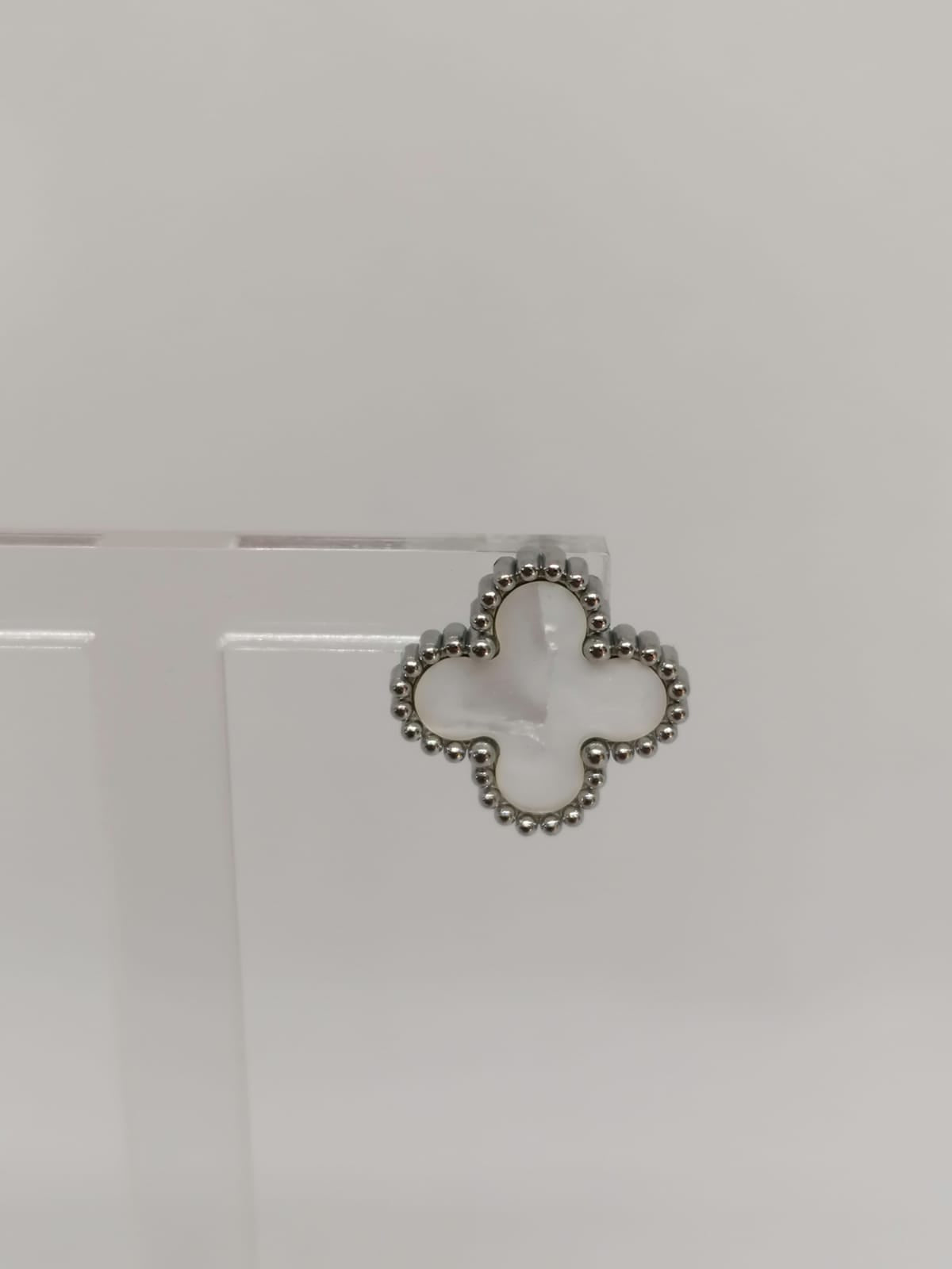 Brincos de Aço Prateado de Trevo Branco