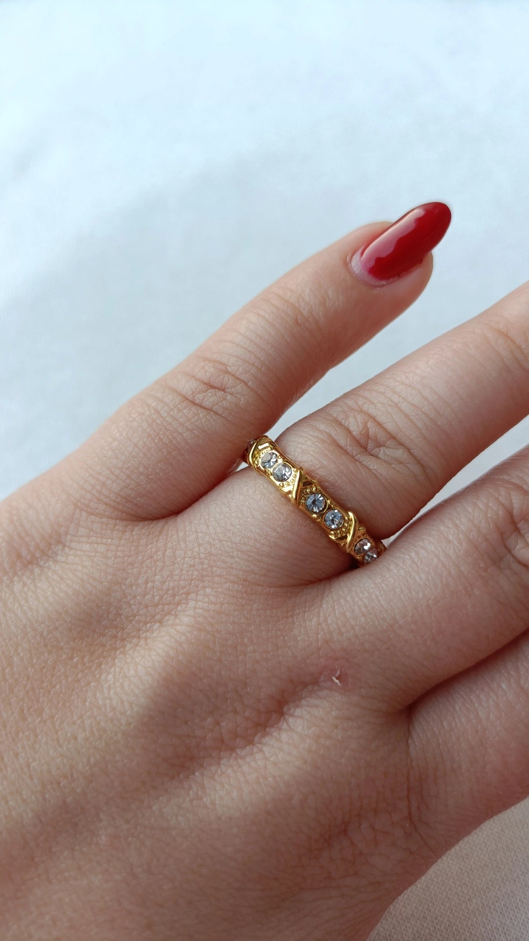 Anel de Aço Dourado com Brilhantes