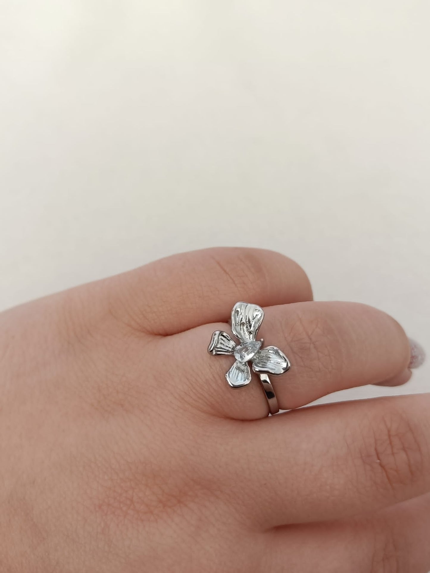 Anel de Aço Prateado de Flor Irregular com Zircónica