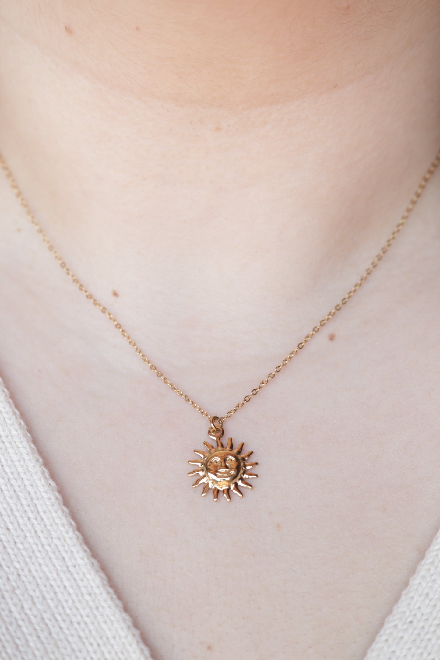 Colar de Aço Dourado com Sol