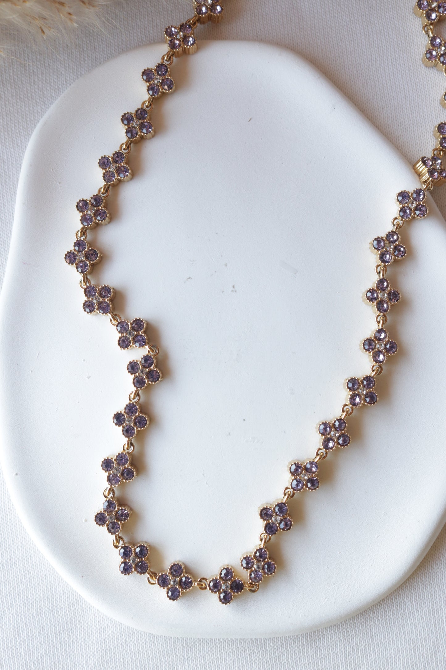 Colar de Aço Dourado de Inspiração Swarovski de Trevos com Brilhantes Lilás
