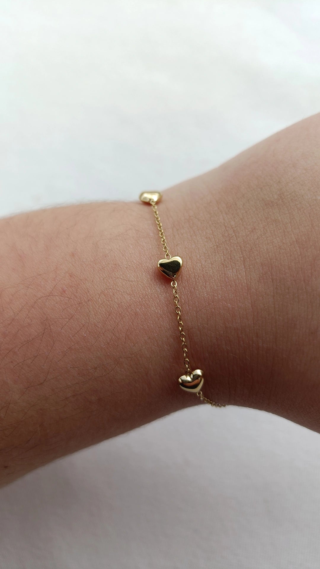 Pulseira de Aço Dourado com 3 Mini Corações