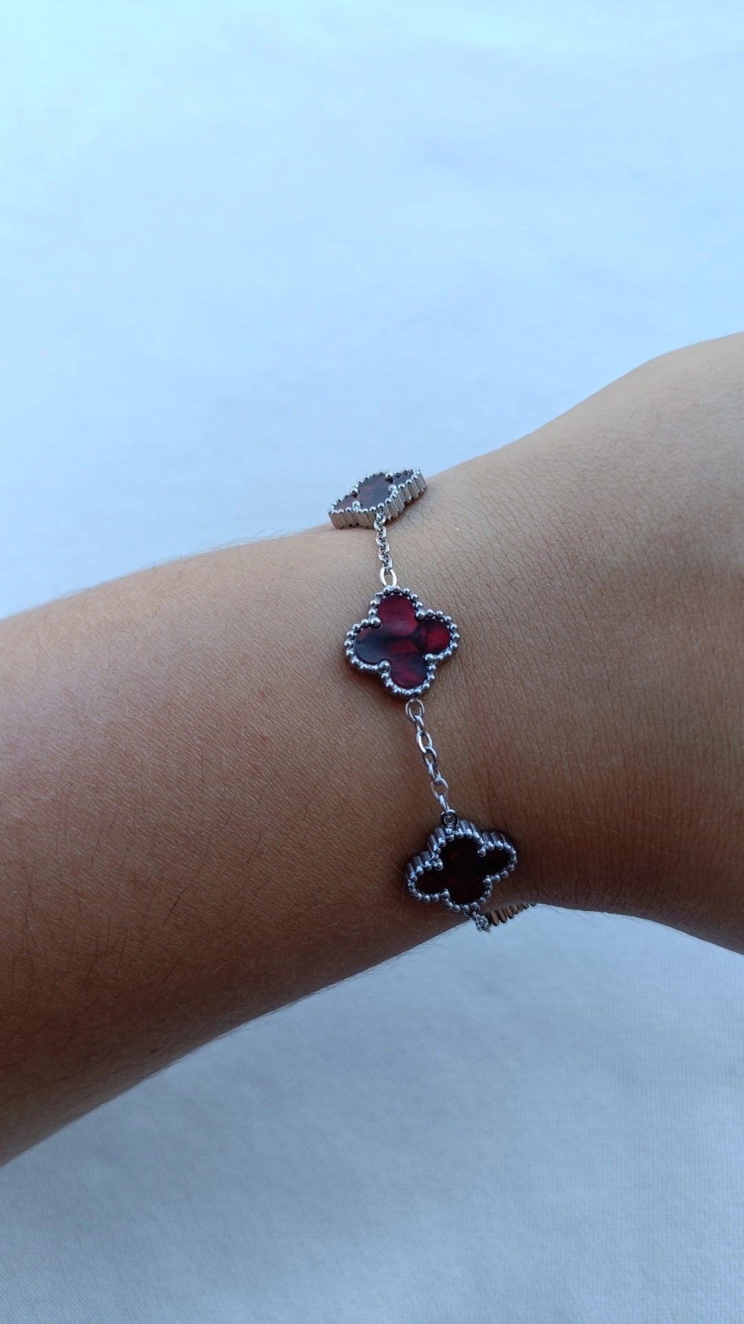 Pulseira de Aço Prateado de 5 Trevos Vermelhos Madrepérola