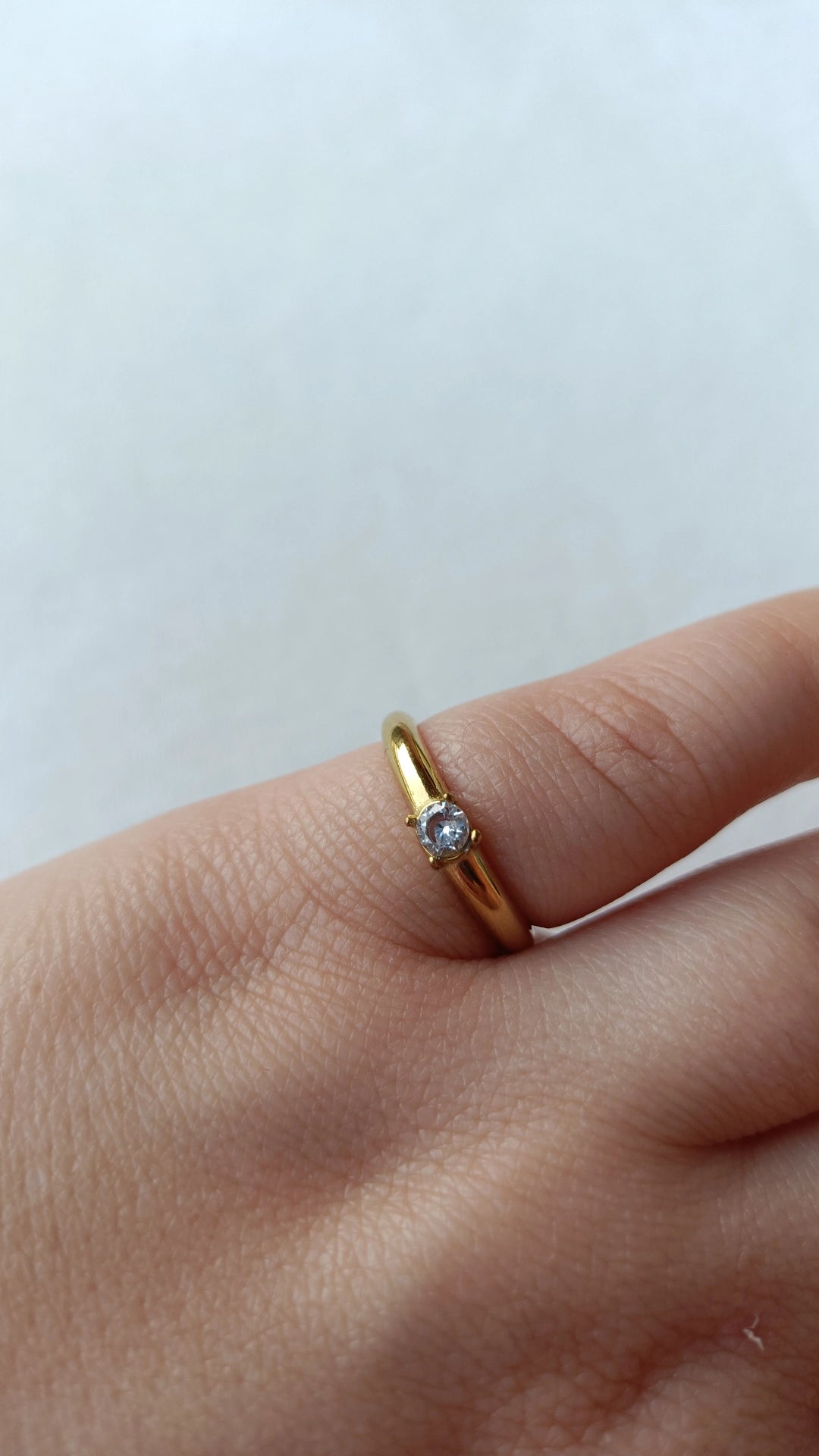 Anel de Aço Dourado Liso com Zircónia