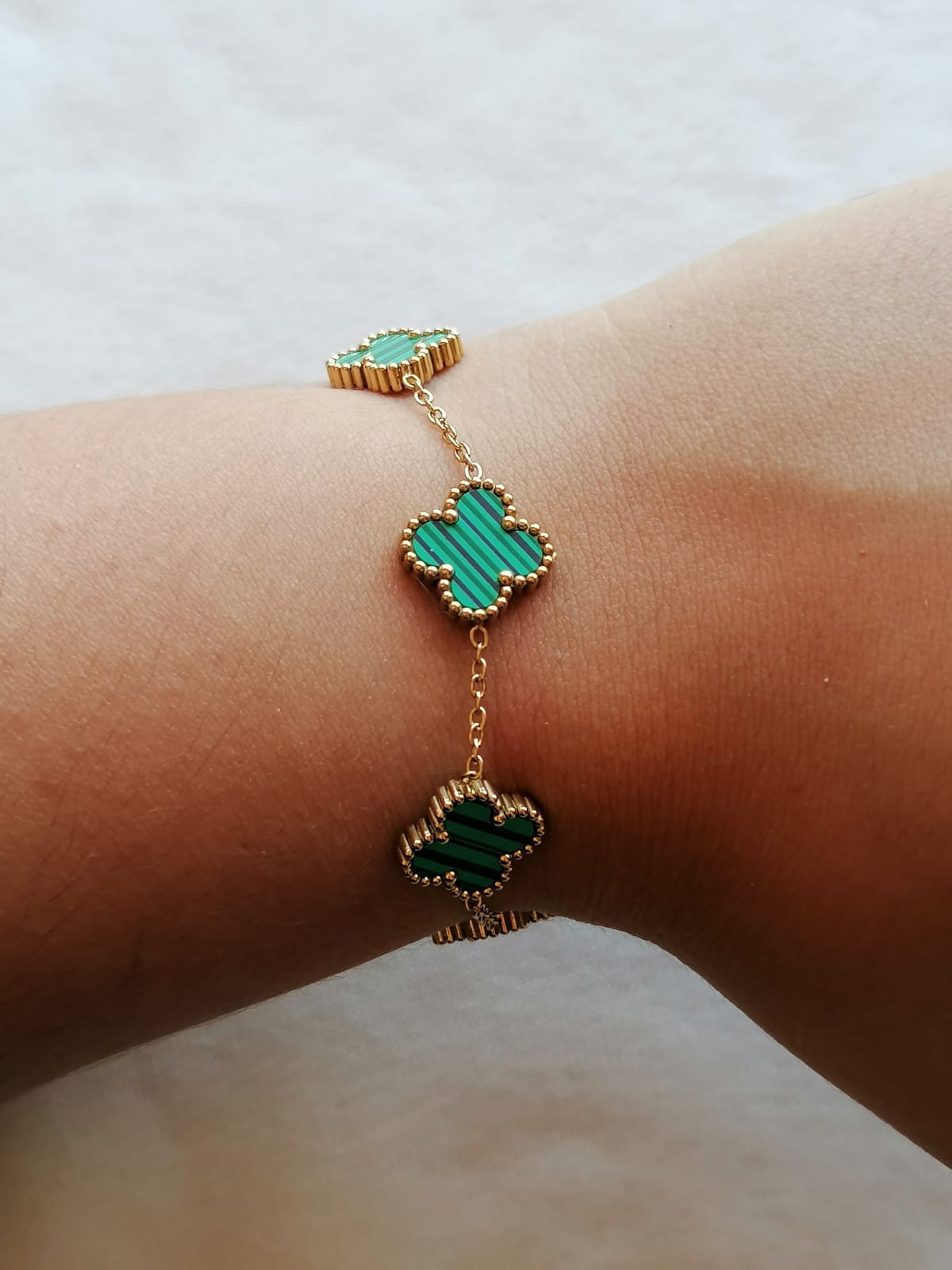 Pulseira de Aço Dourado de 5 Trevos Verdes