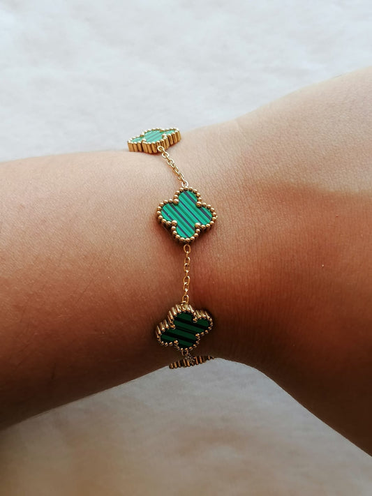 Pulseira de Aço Dourado de 5 Trevos Verdes
