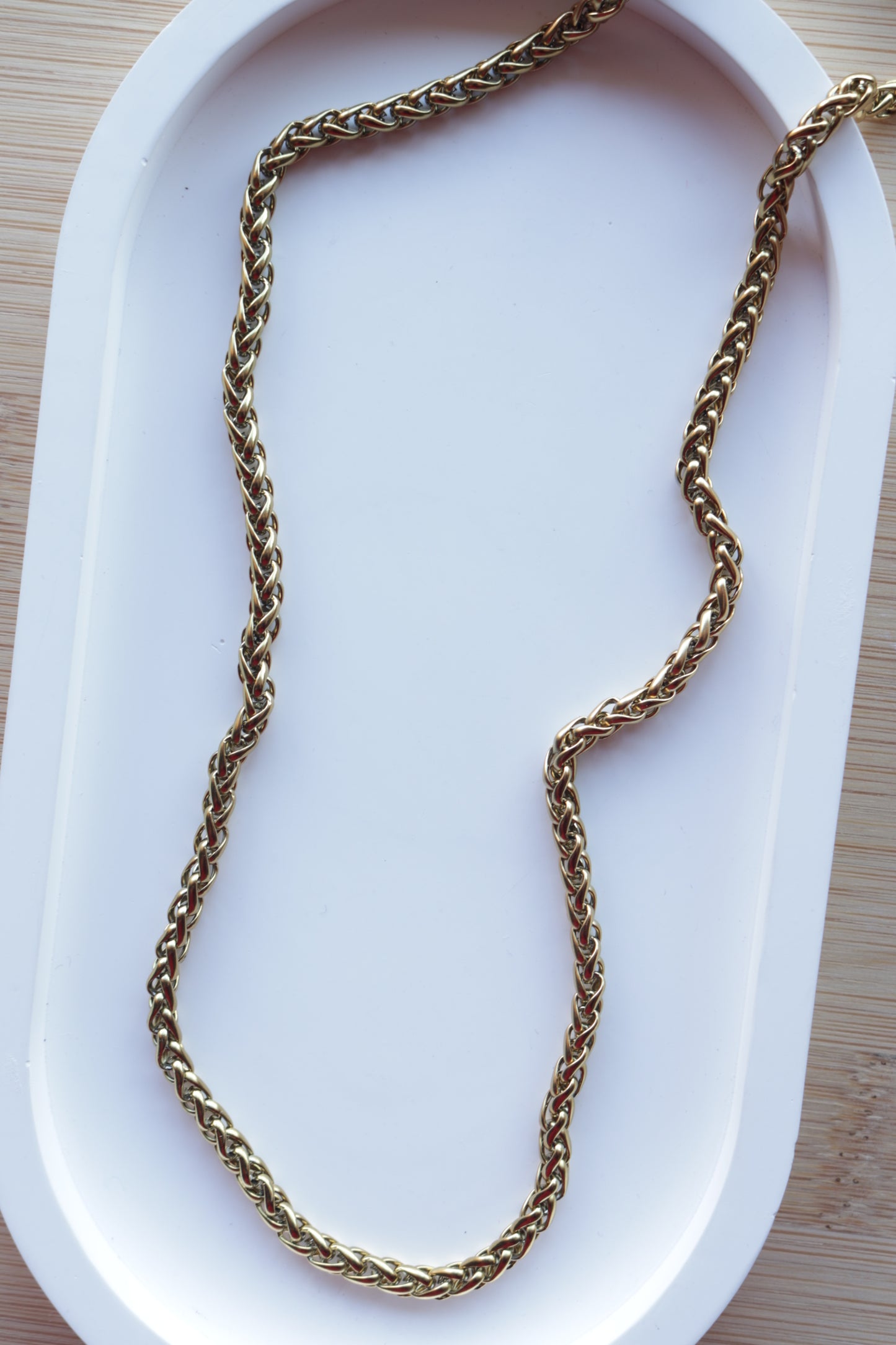 Colar de Aço Dourado Entrelaçado