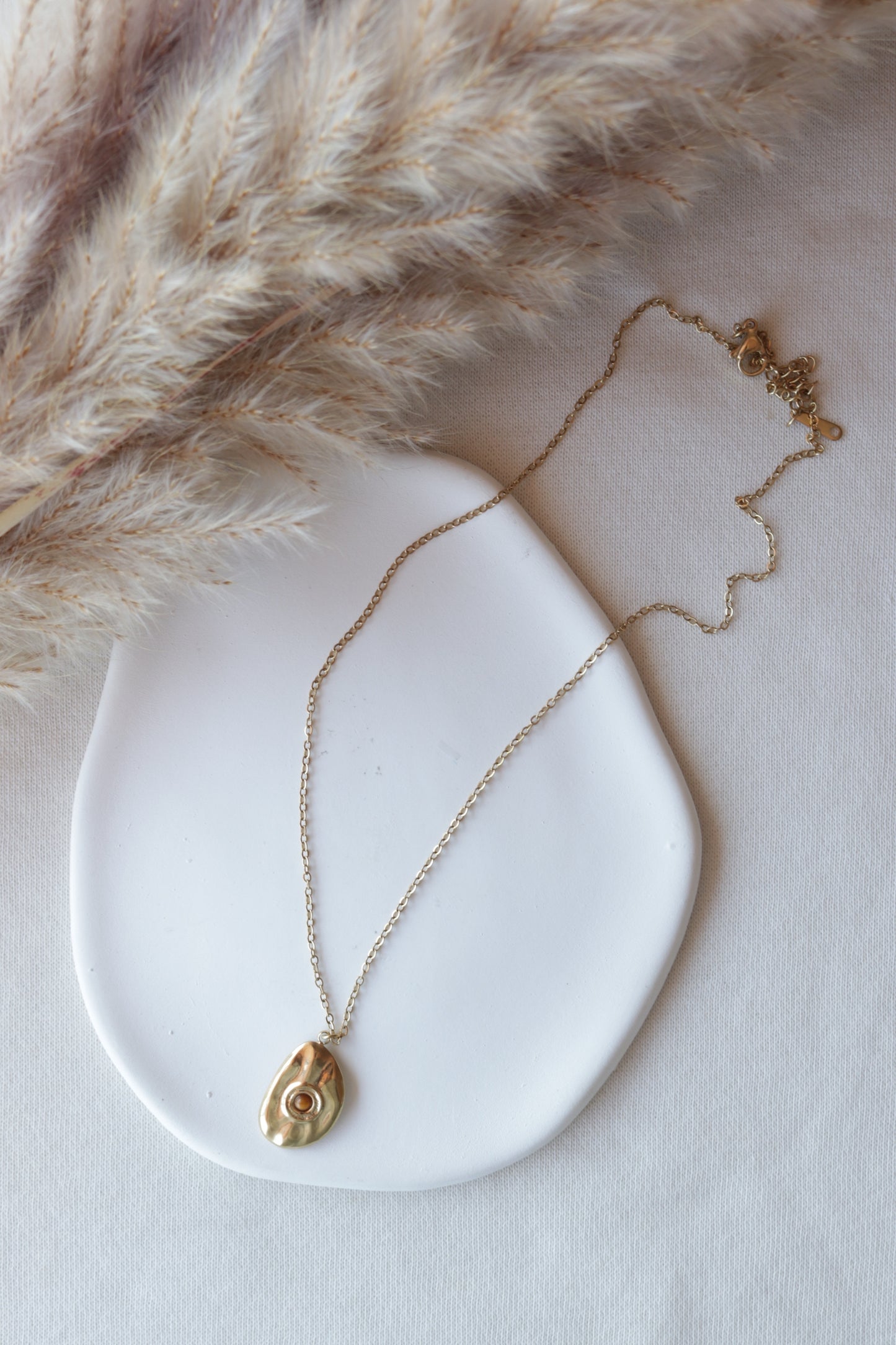 Colar de Aço Dourado com Pedra Irregular em Castanho