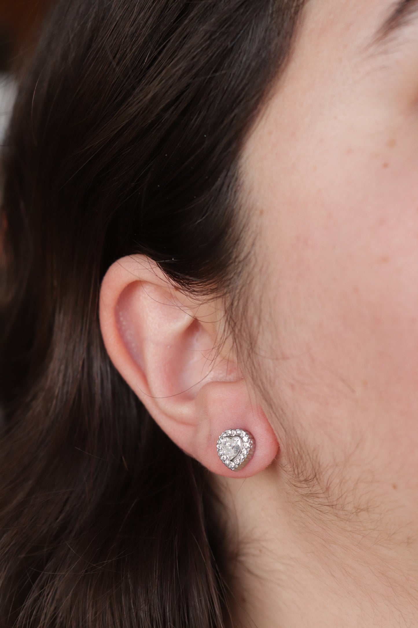 Brincos de Aço Prateado Inspiração Swarovski de Coração com Brilhantes à Volta