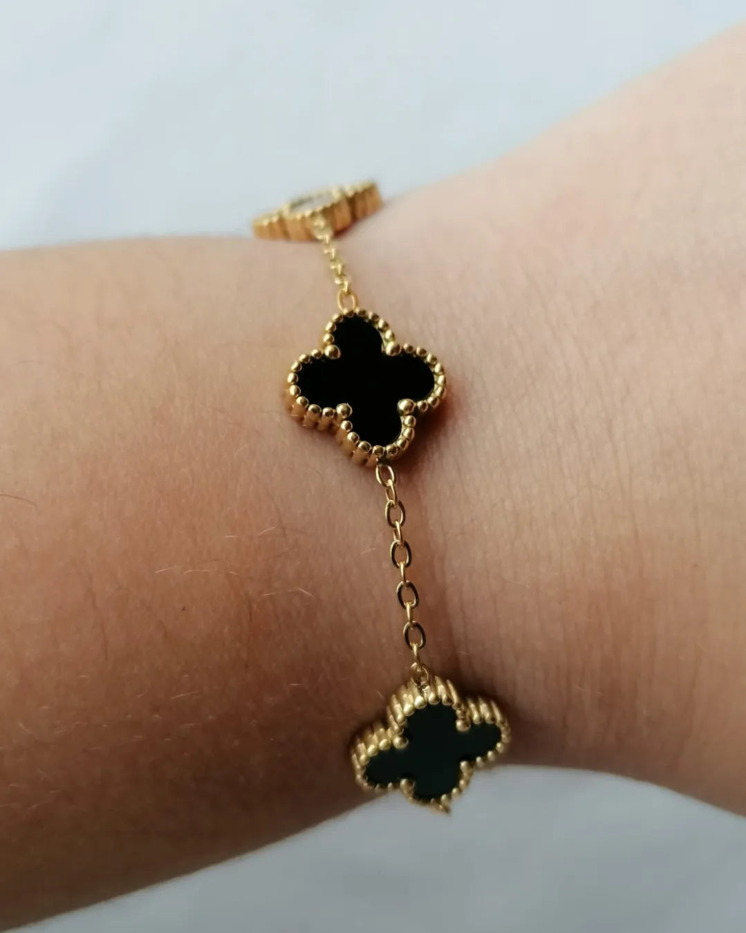 Pulseira de Aço Dourado de 5 Trevos Pretos