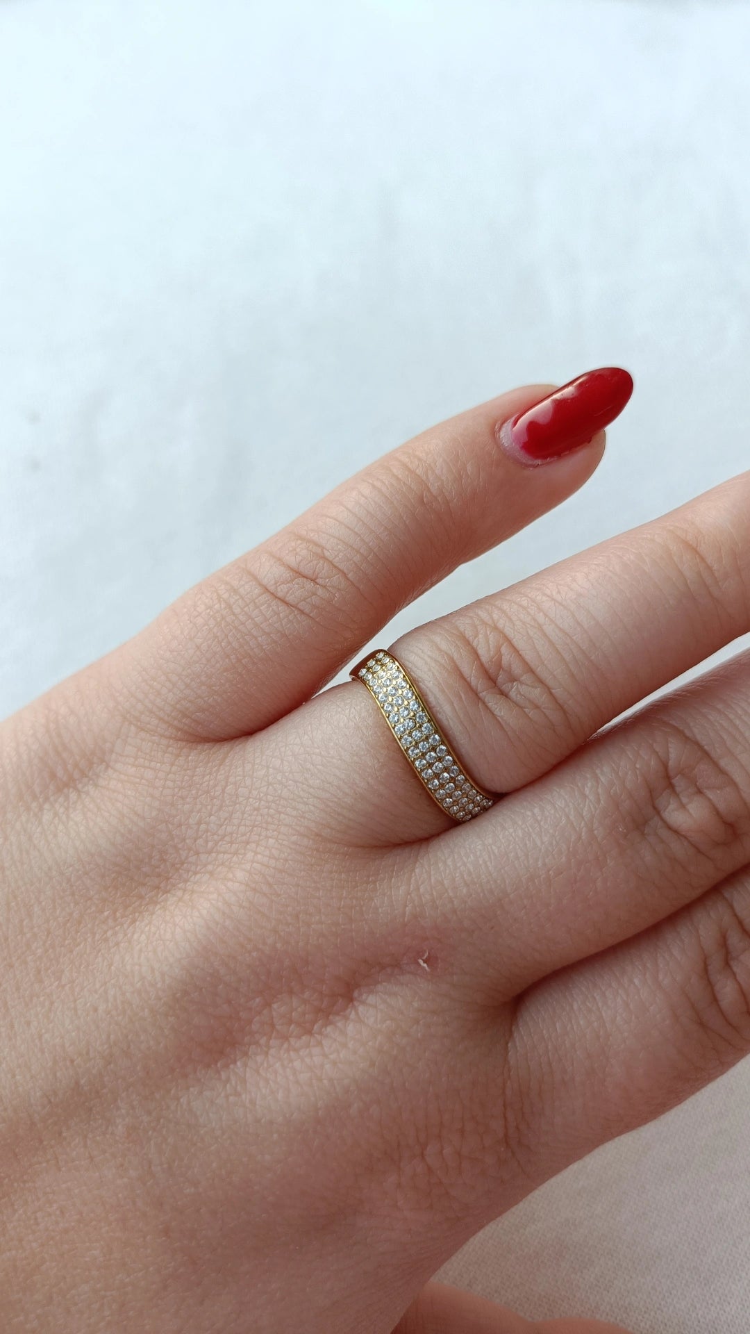 Anel de Aço Dourado Ondulado com Brilhantes