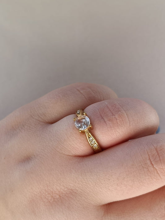 Anel de Aço Dourado com Zircónica + 3 Brilhantes Laterais