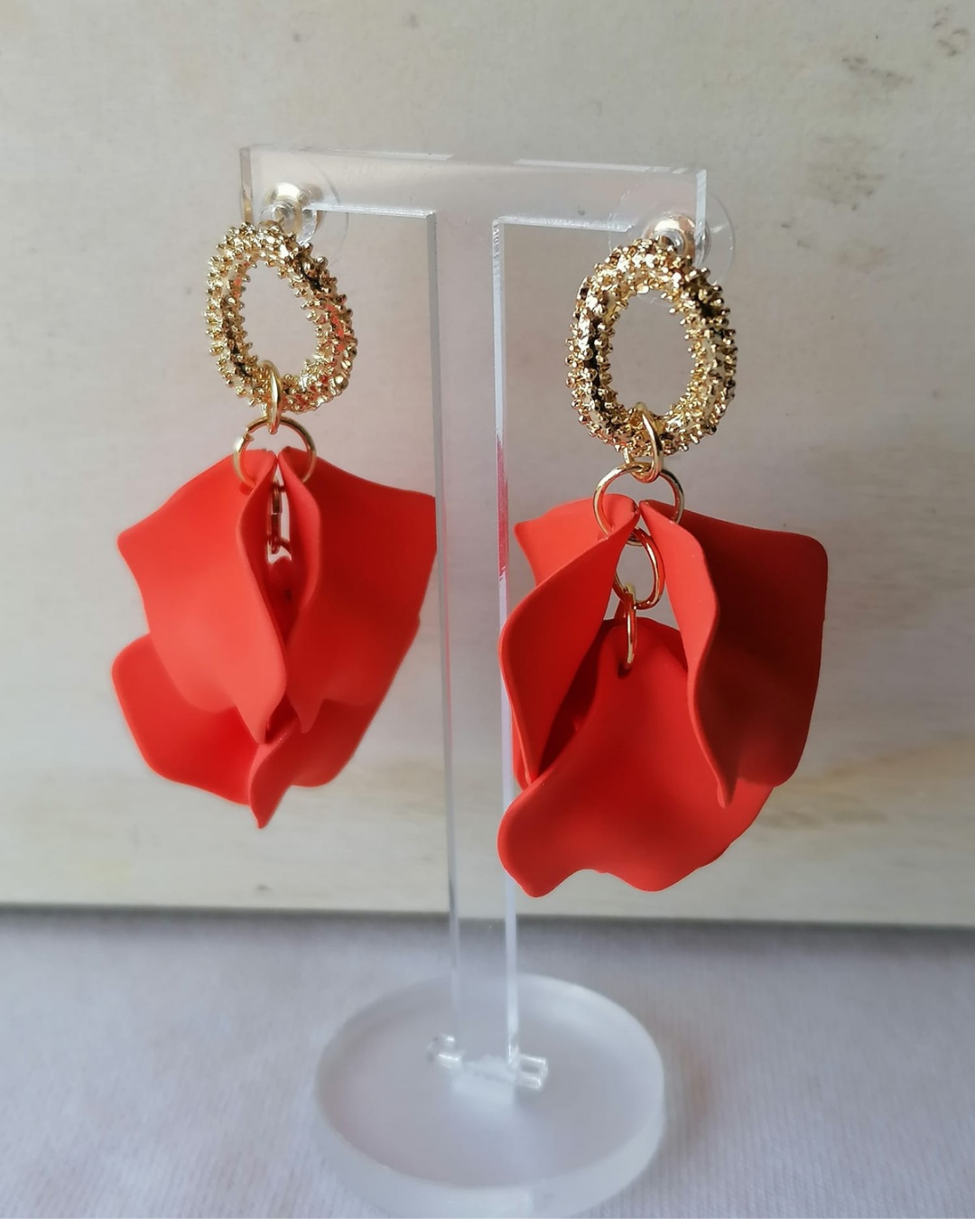 Brincos de Aço Dourado de Flor Laranja