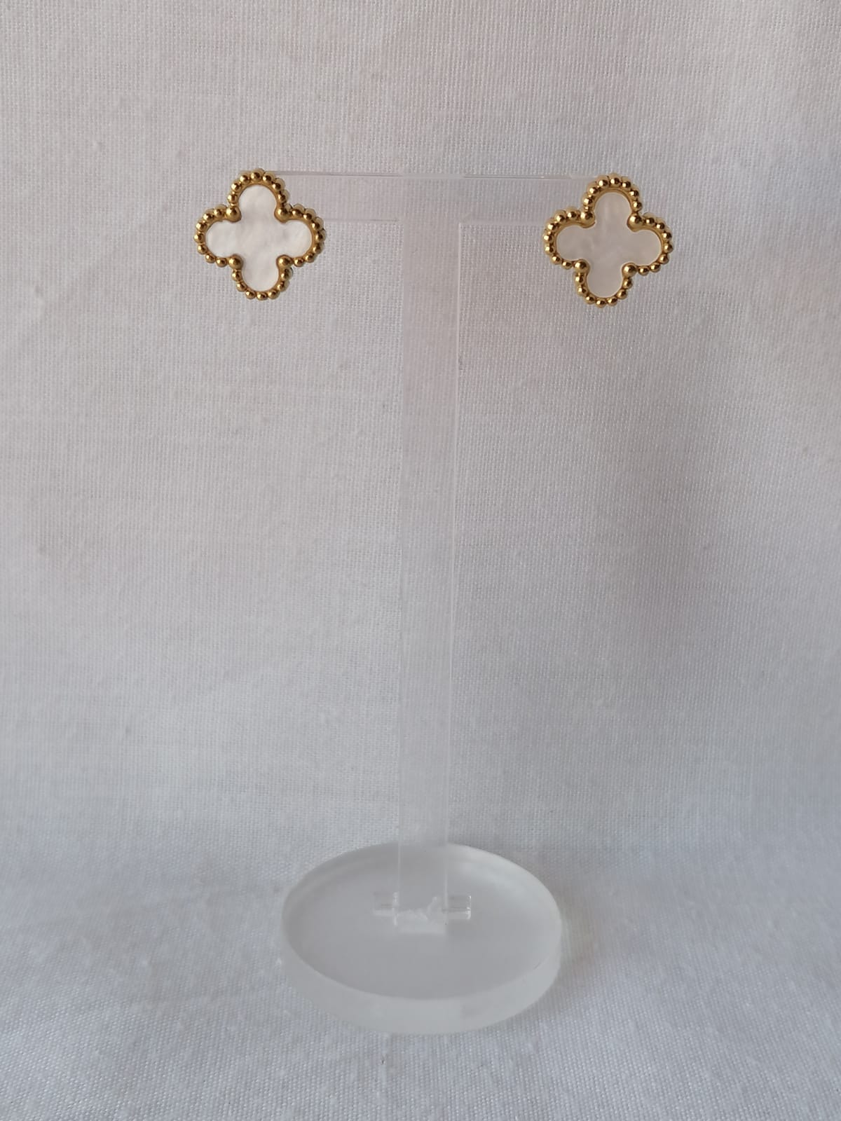 Brincos de Aço Dourado Trevo Branco