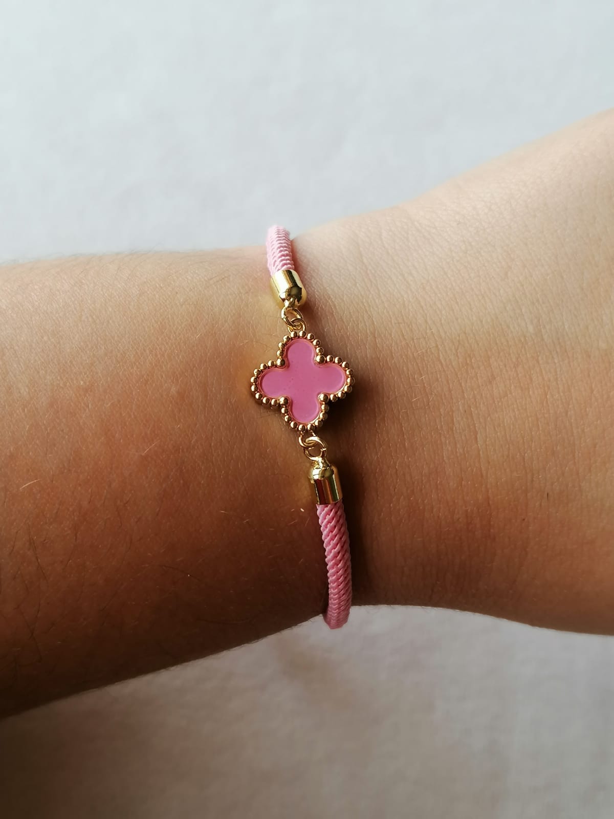 Pulseira de Aço Dourado de Cordão + Trevo Rosa