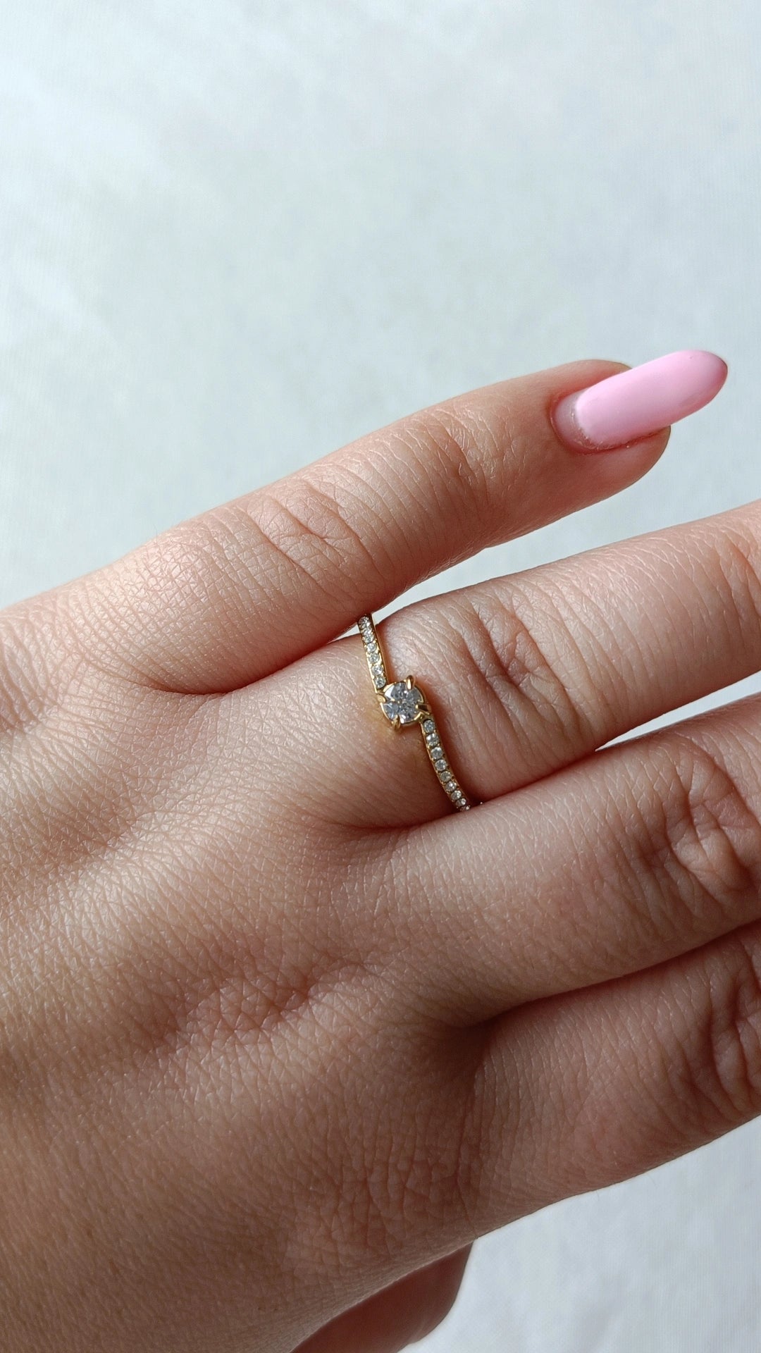 Anel de Aço Dourado Quebrado com Zircónias
