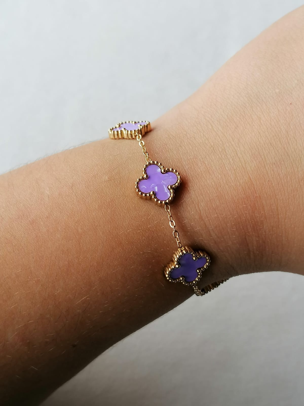Pulseira de Aço Dourado de 5 Trevos Lilás Madrepérola