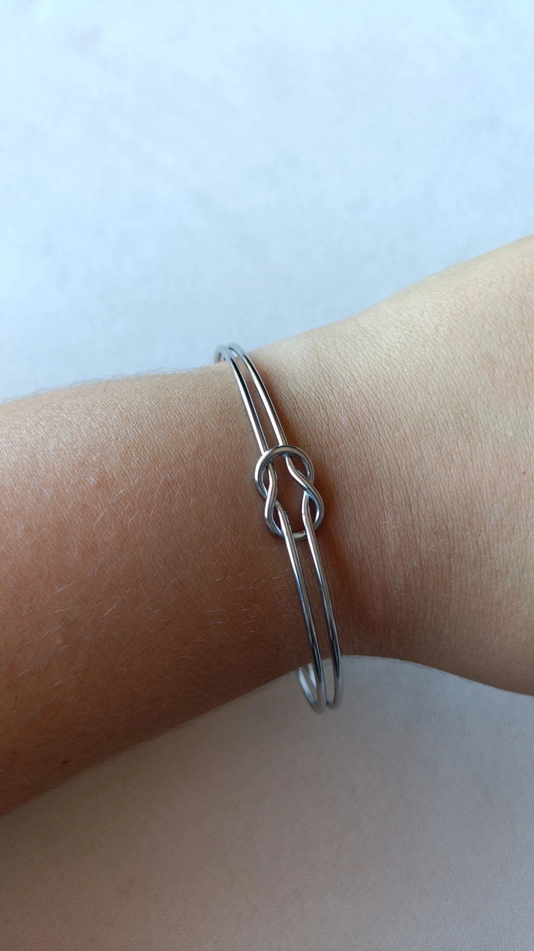 Pulseira de Aço Prateado Rígida de Nó Circular