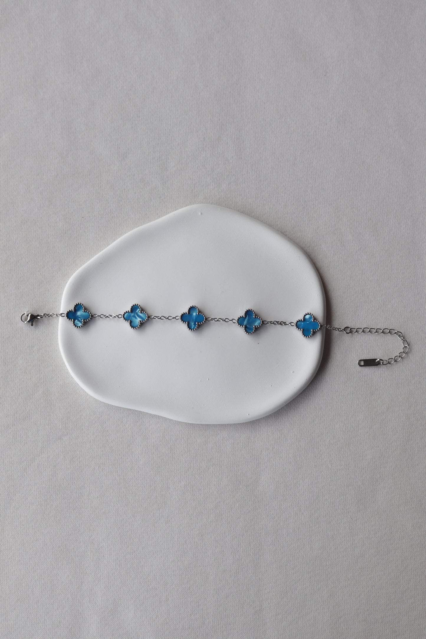 Pulseira de Aço Prateado de 5 Trevos Azuis Madrepérola