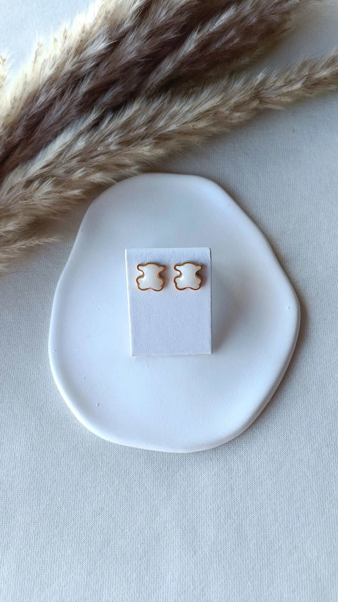 Brincos de Aço Dourado de Urso Branco Madrepérola