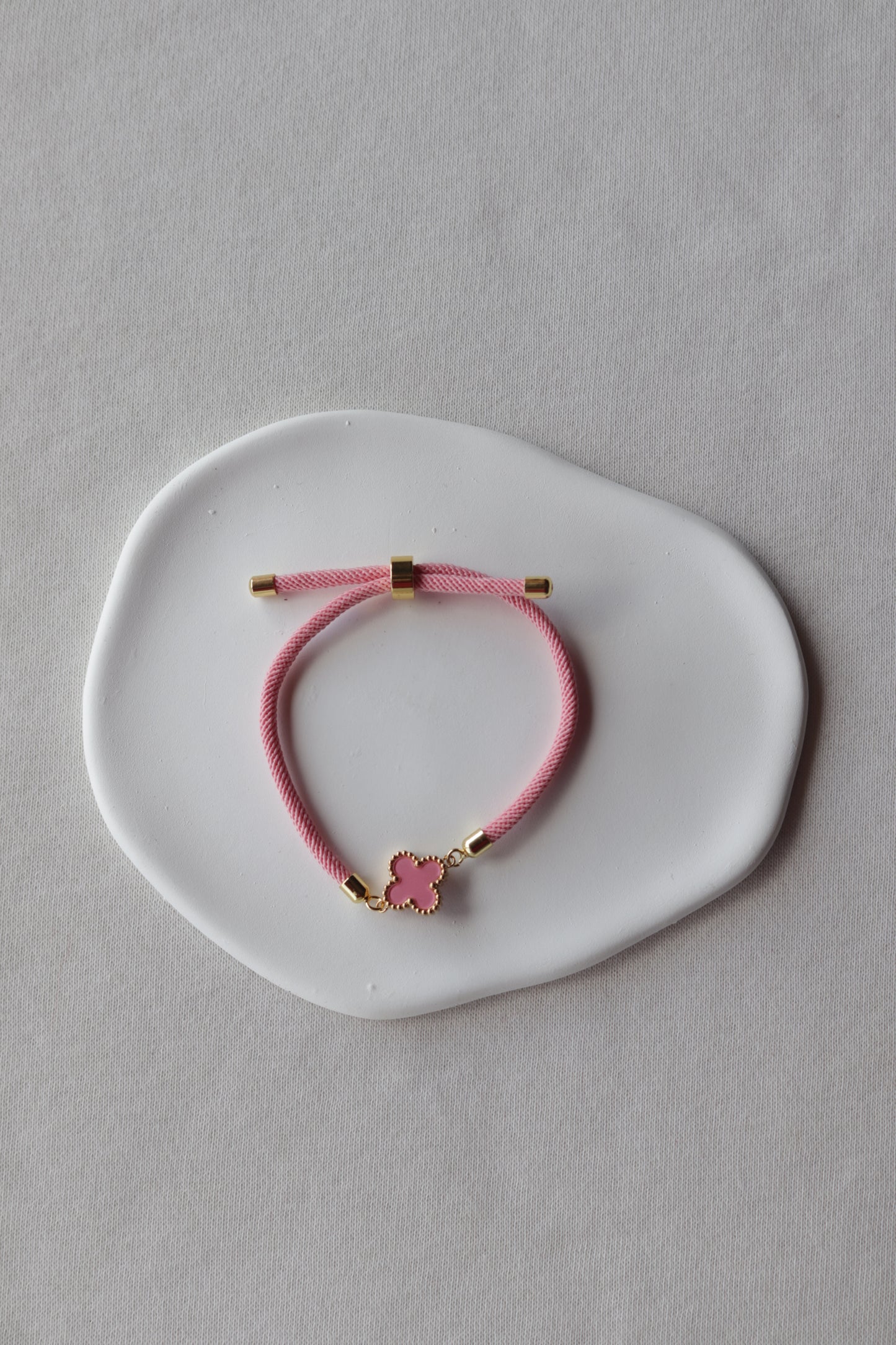 Pulseira de Aço Dourado de Cordão + Trevo Rosa