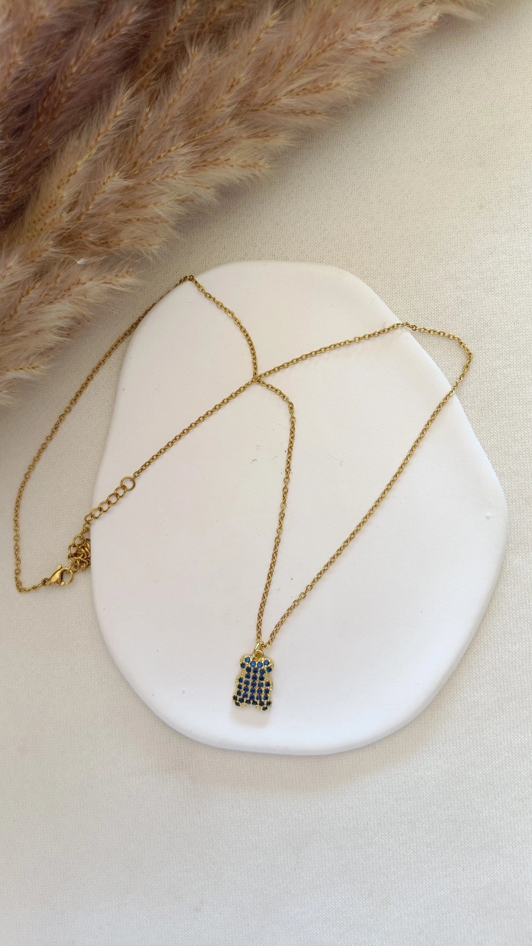 Colar de Aço Dourado de Urso com Brilhantes Azuis