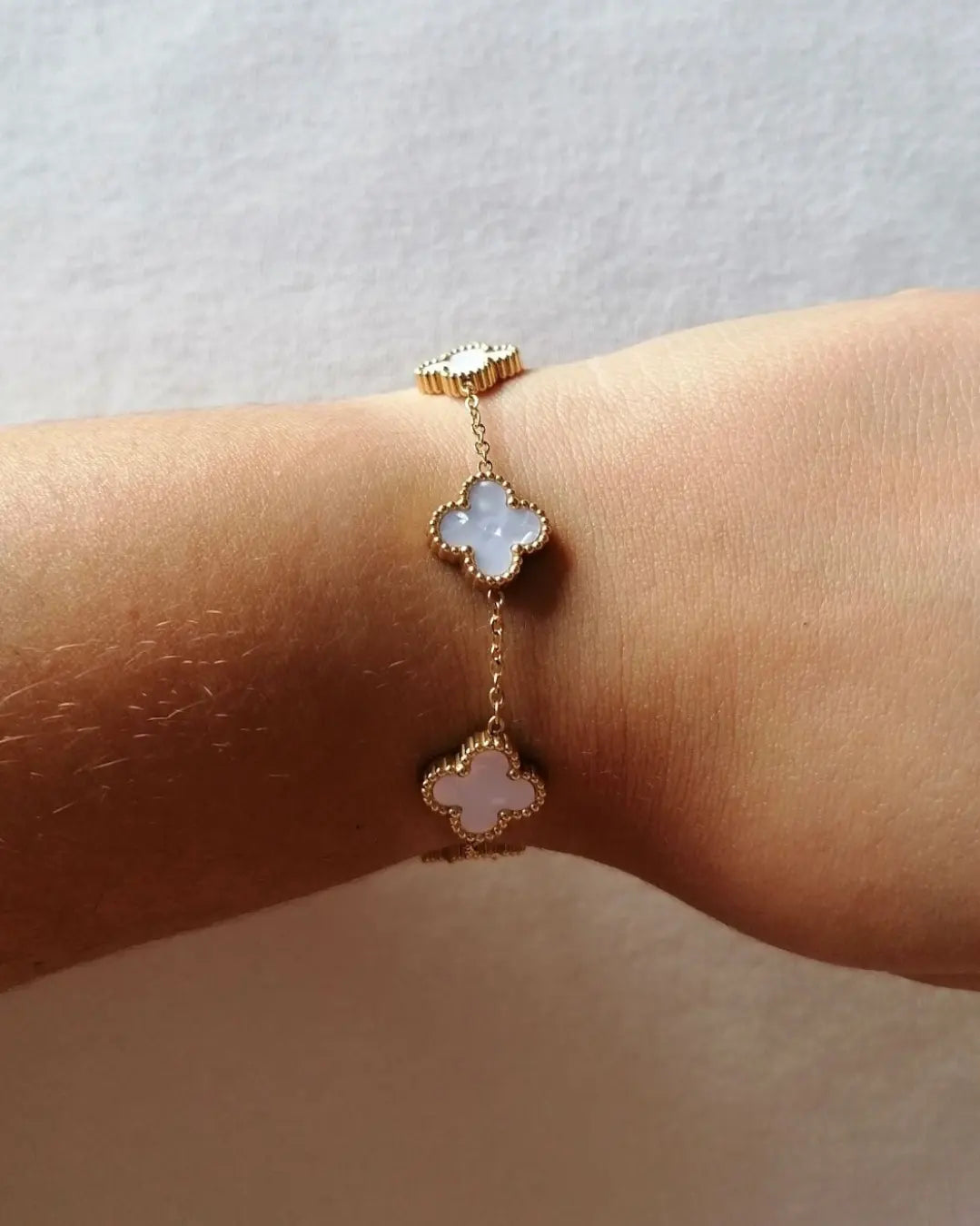 Pulseira de Aço Dourado de 5 Trevos Brancos