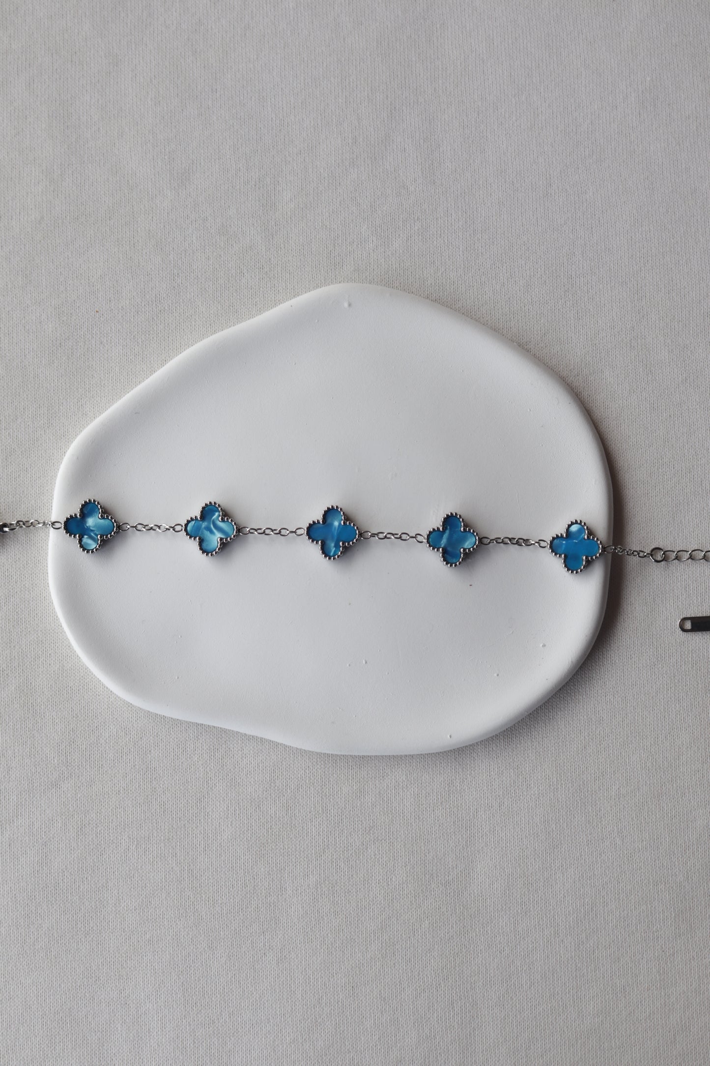 Pulseira de Aço Prateado de 5 Trevos Azuis Madrepérola