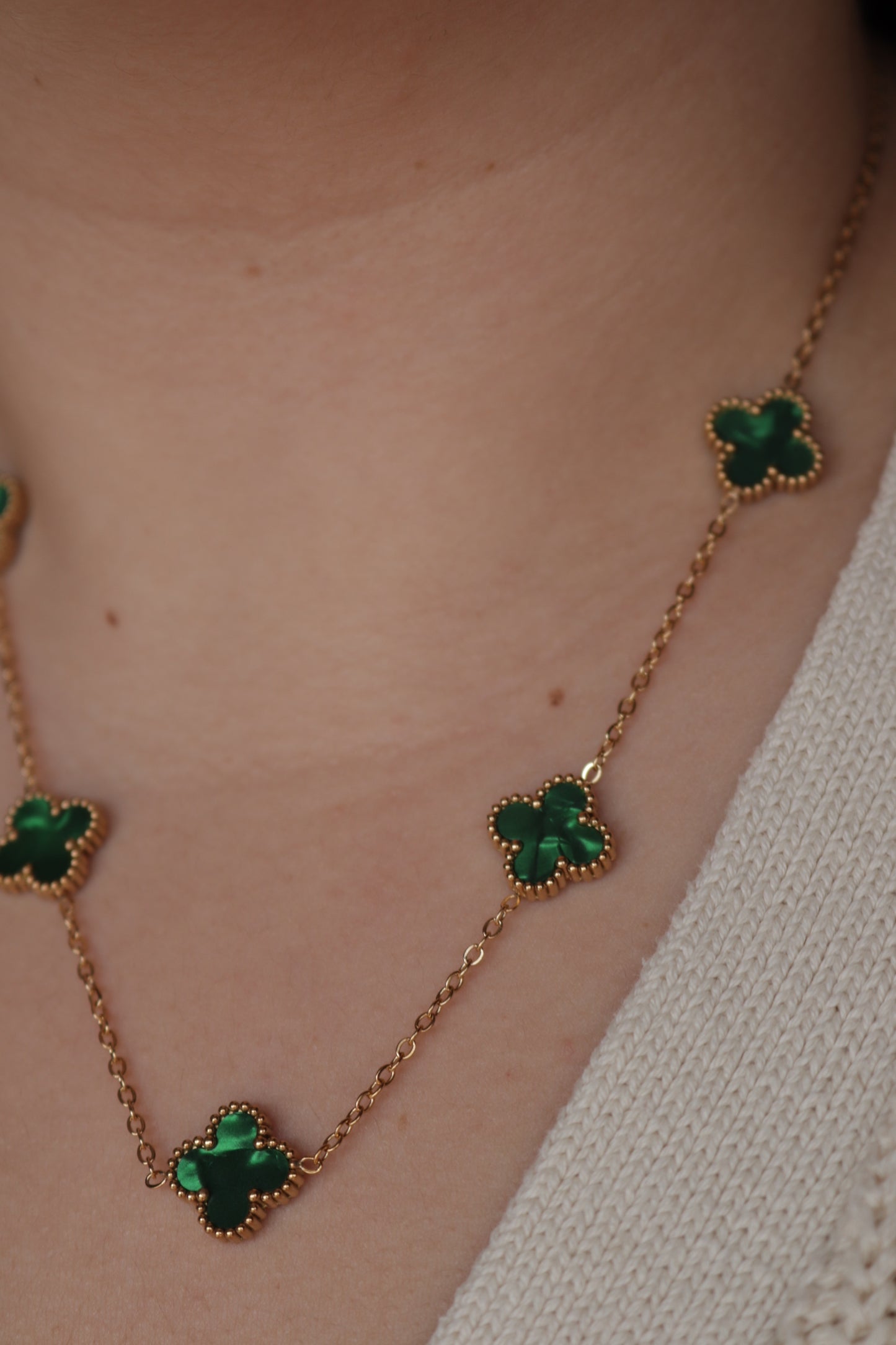 Colar de Aço Dourado de 5 Trevos Verdes Madrepérola