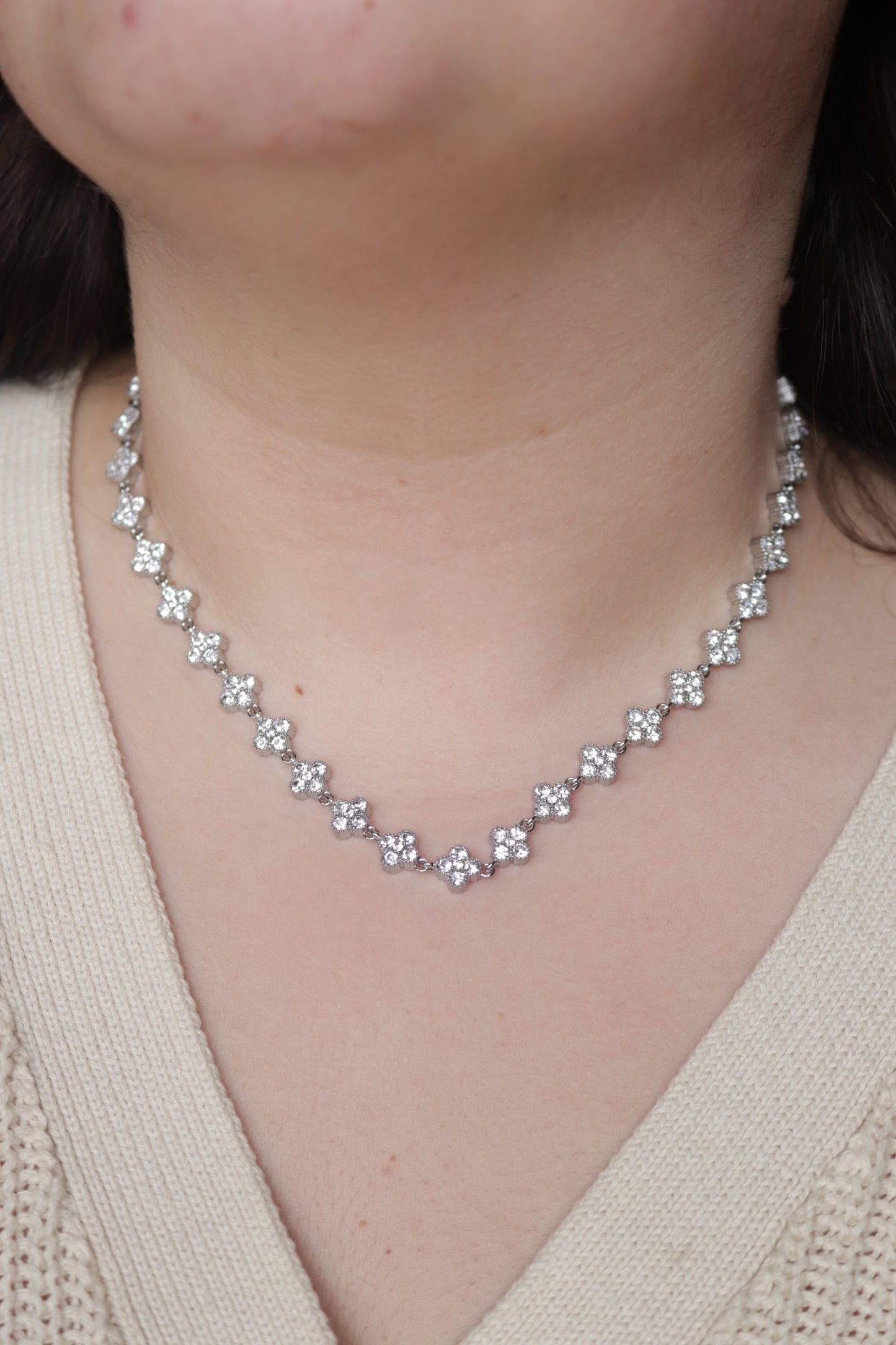 Colar de Aço Prateado Inspiração Swarovski de Trevo com Brilhantes