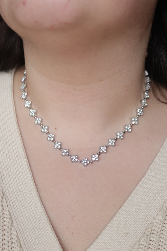 Colar de Aço Prateado Inspiração Swarovski de Trevo com Brilhantes