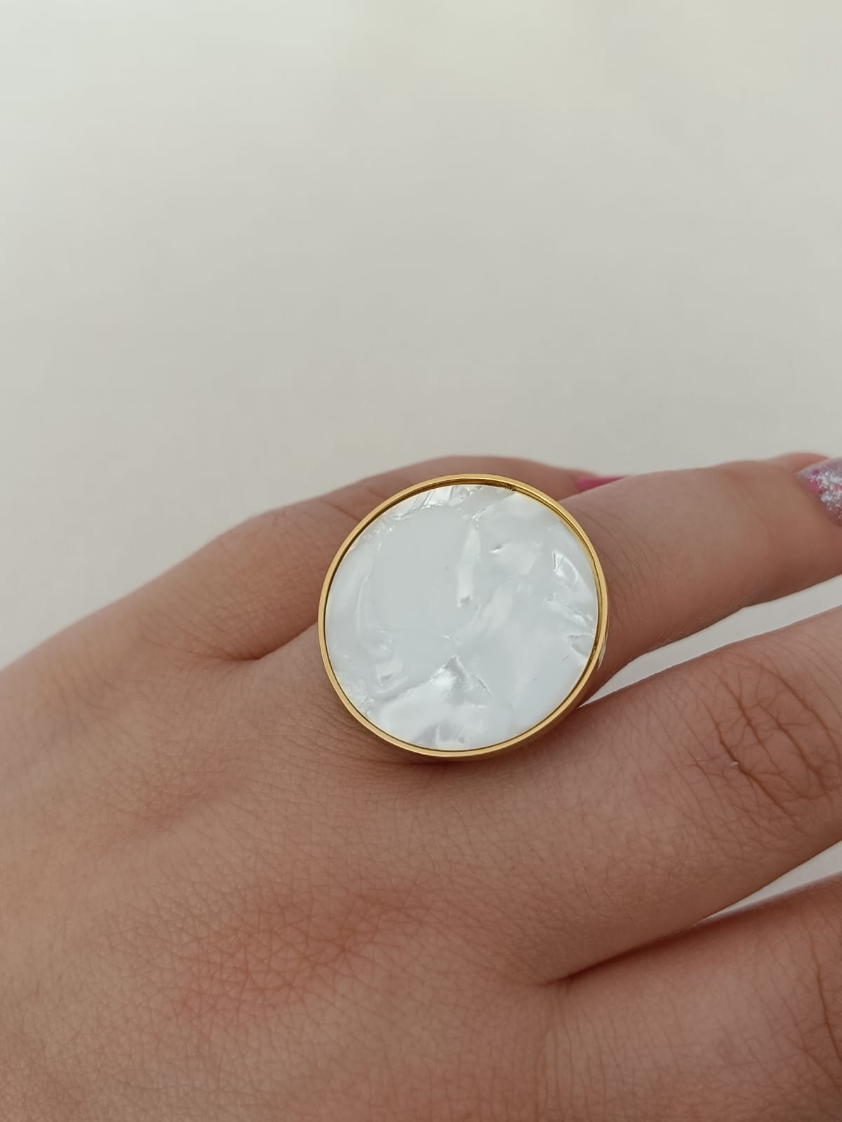 Anel de Aço Dourado com Pedra Madrepérola