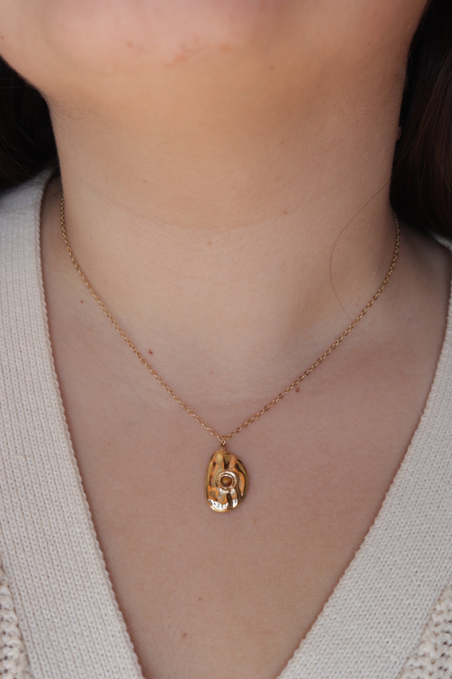 Colar de Aço Dourado com Pedra Irregular em Castanho