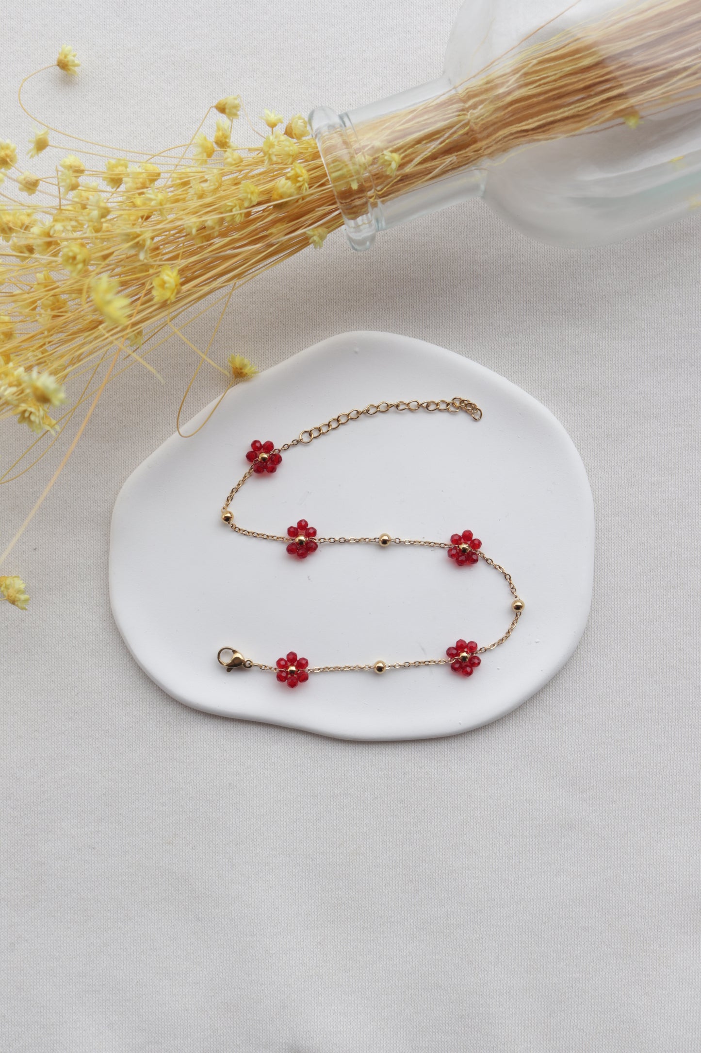 Pulseira de Aço Dourado de Pé com Flores Vermelhas de Missangas