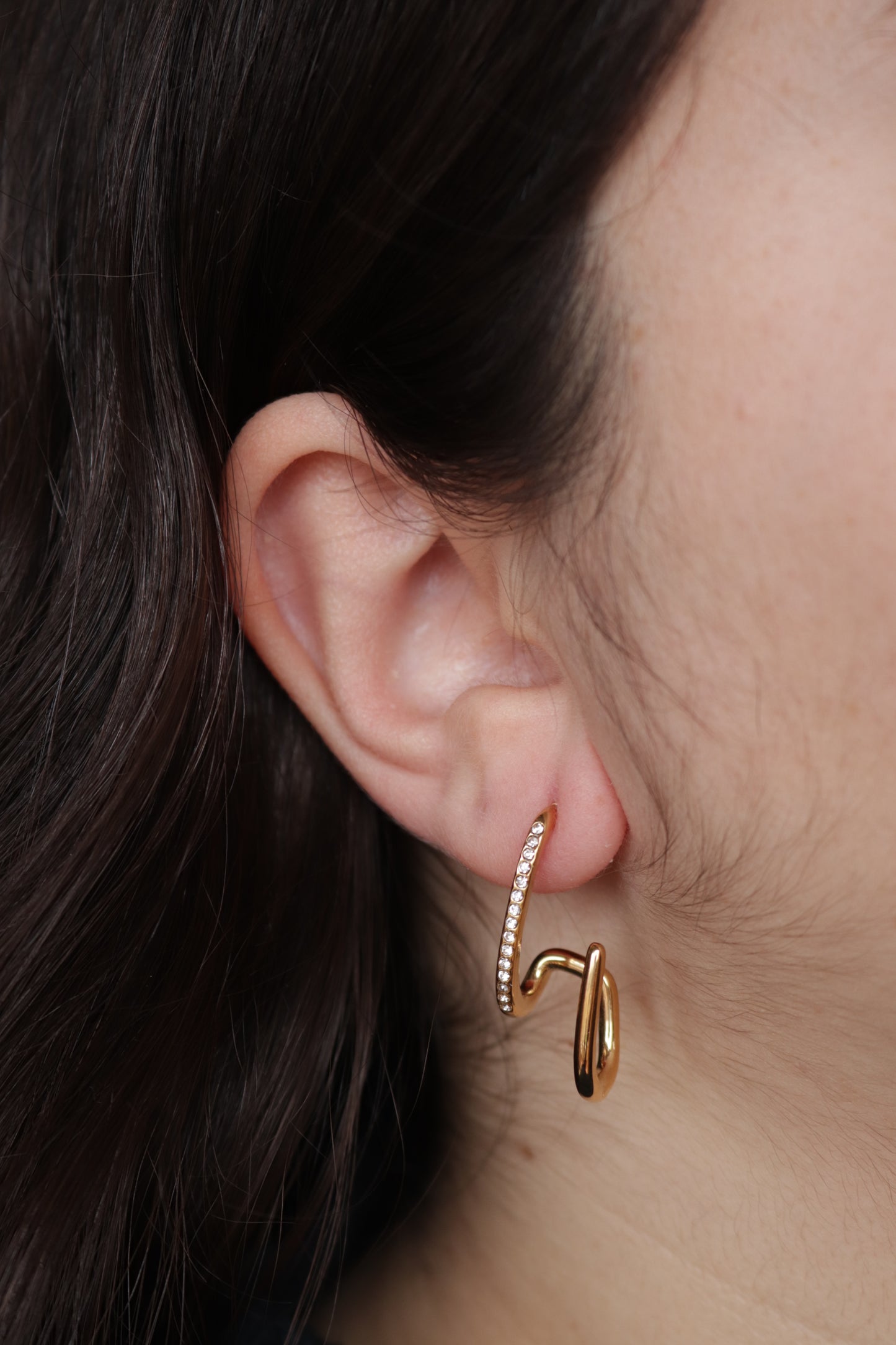 Brincos de Aço Dourado Ondulado com Zircônias