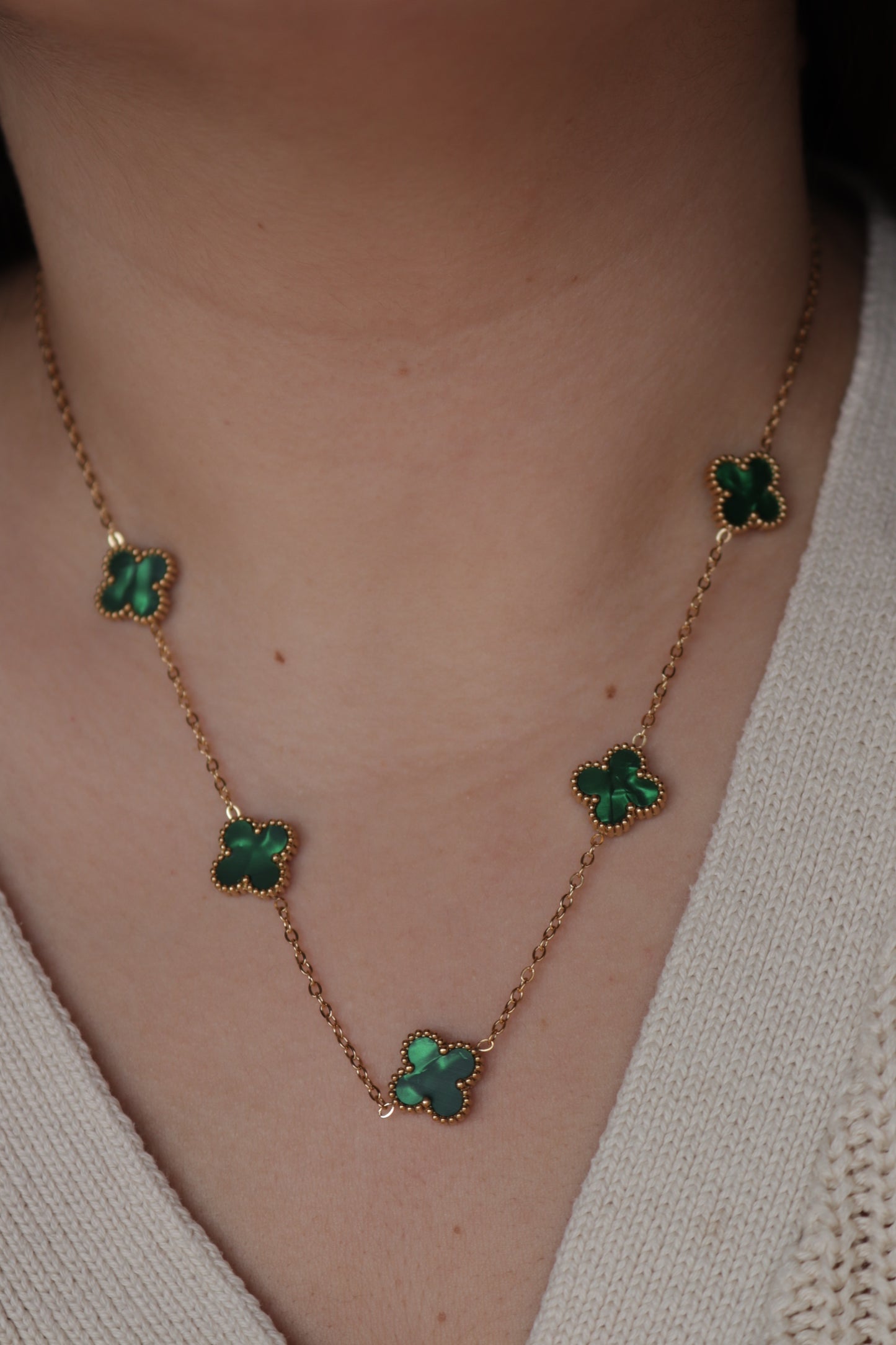 Colar de Aço Dourado de 5 Trevos Verdes Madrepérola