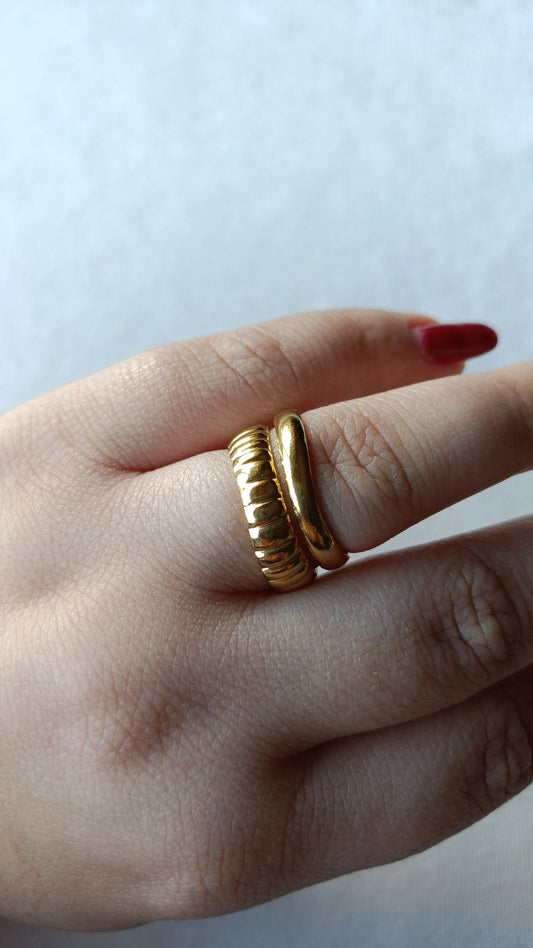 Anel de Aço Dourado de Ondas Duplo