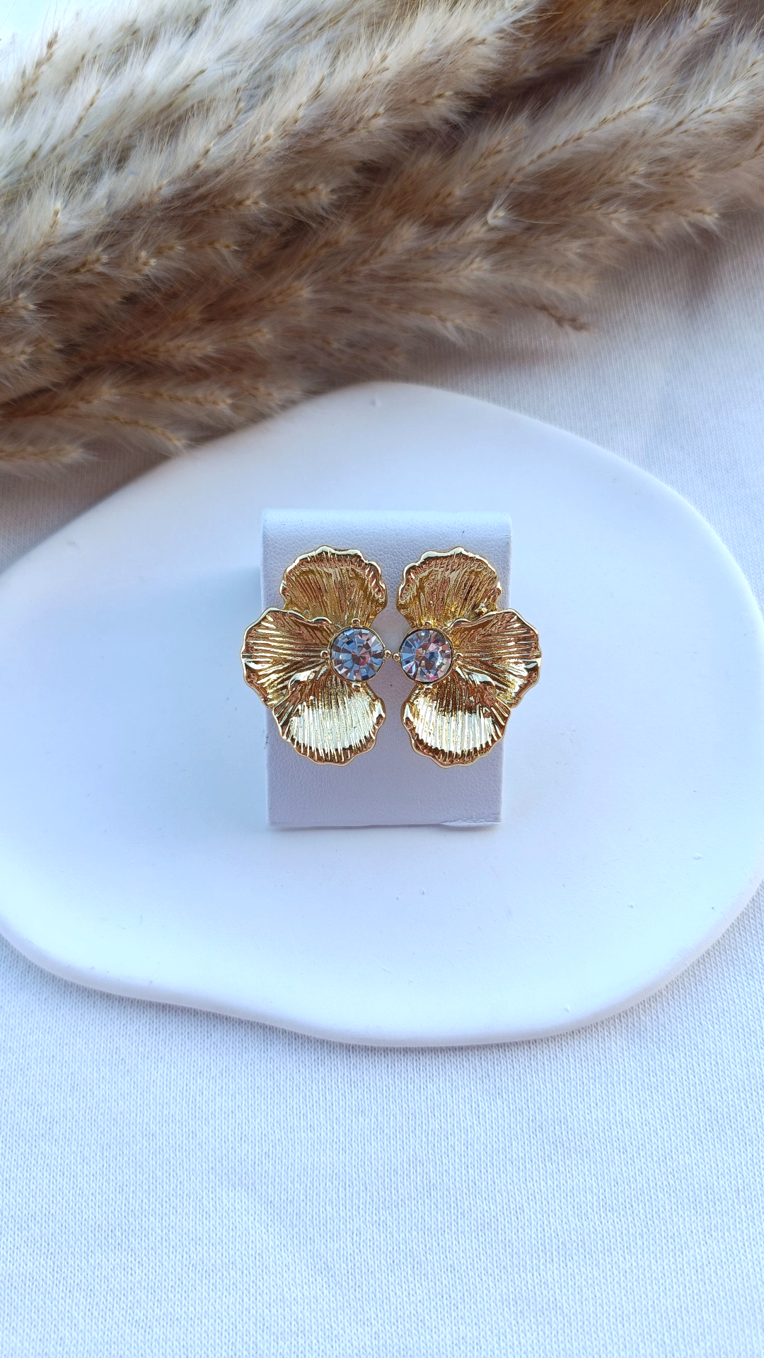 Brincos de Aço Dourado de Meia Flor com Zircónia