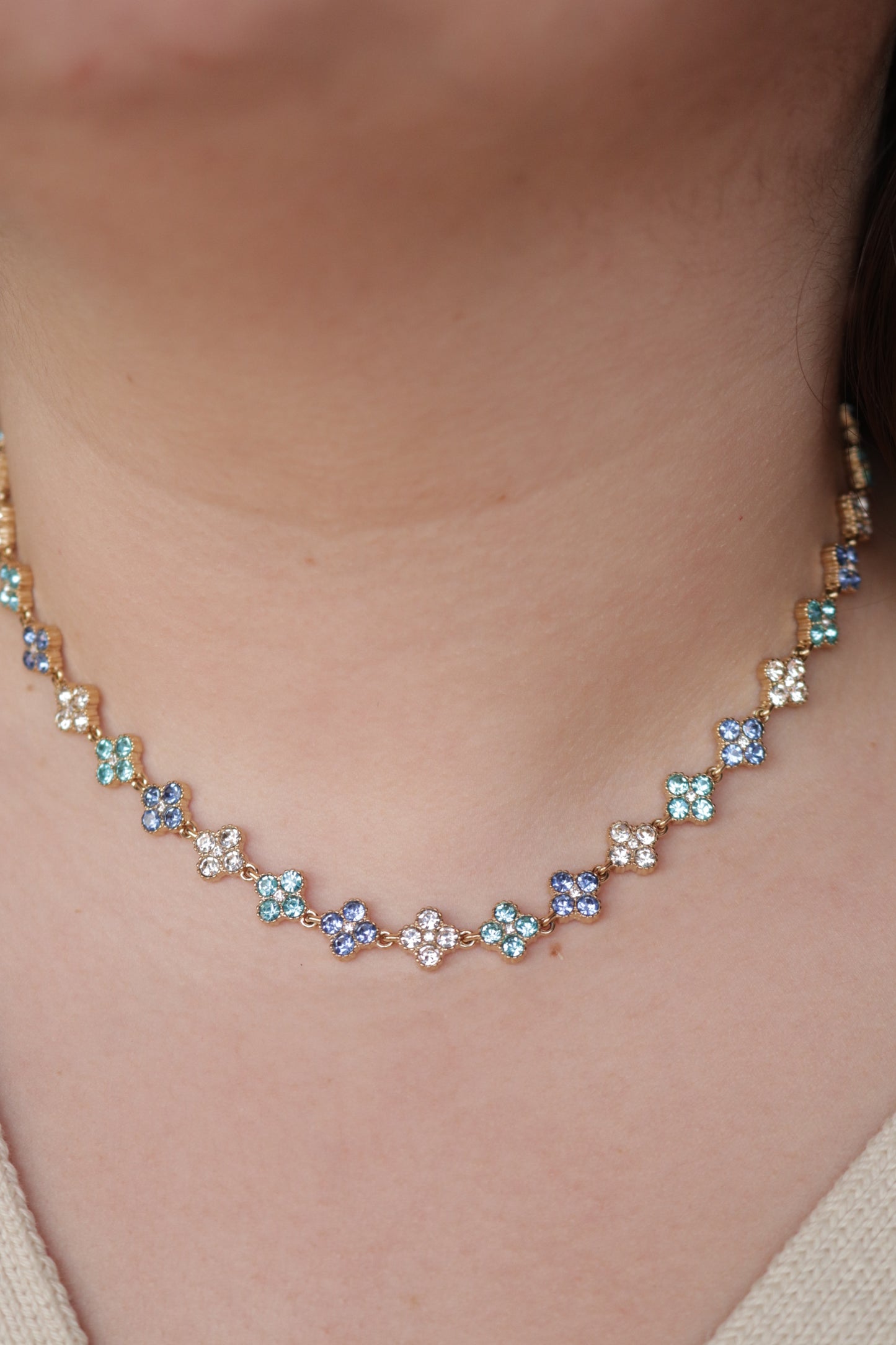 Colar de Aço Dourado Inspiração Swarovski de Trevo com Brilhantes Azuis
