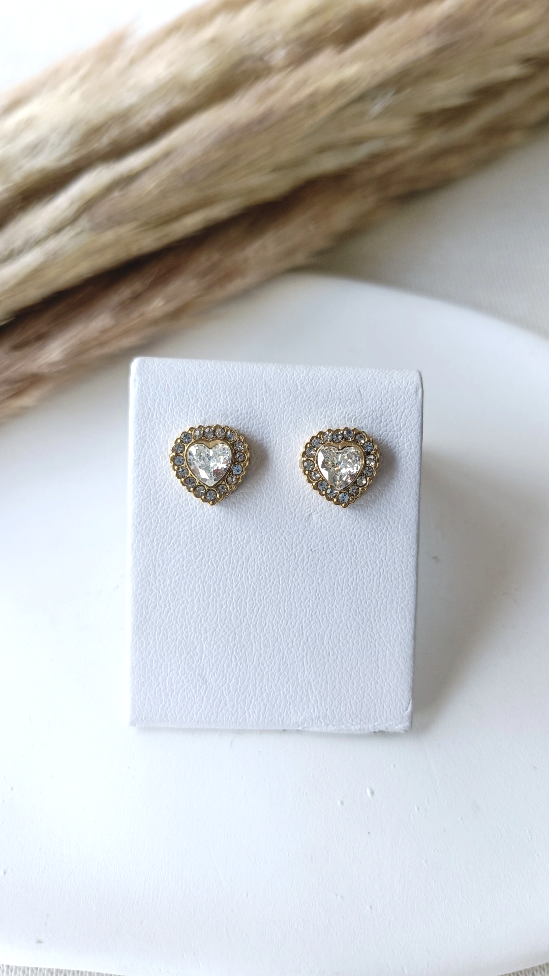 Brincos de Aço Dourado Inspiração Swarovski de Coração com Brilhantes à Volta