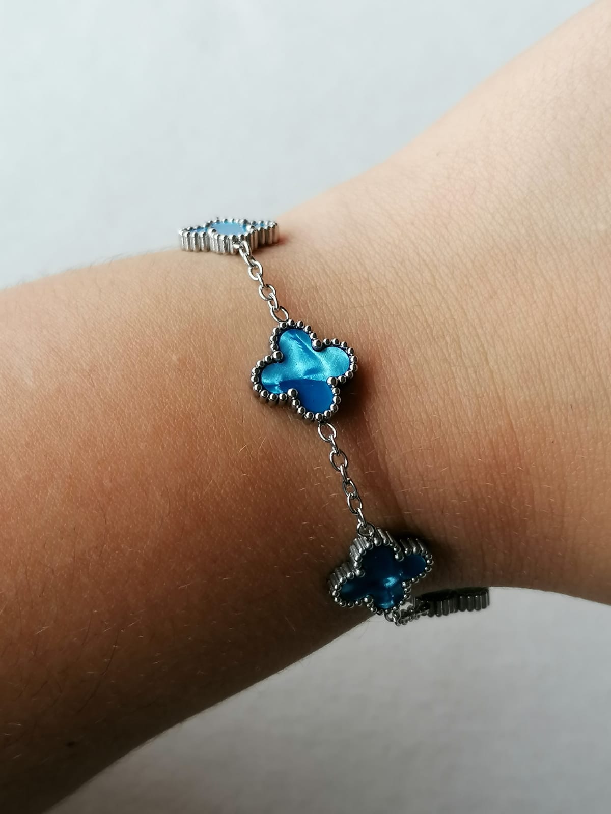 Pulseira de Aço Prateado de 5 Trevos Azuis Madrepérola