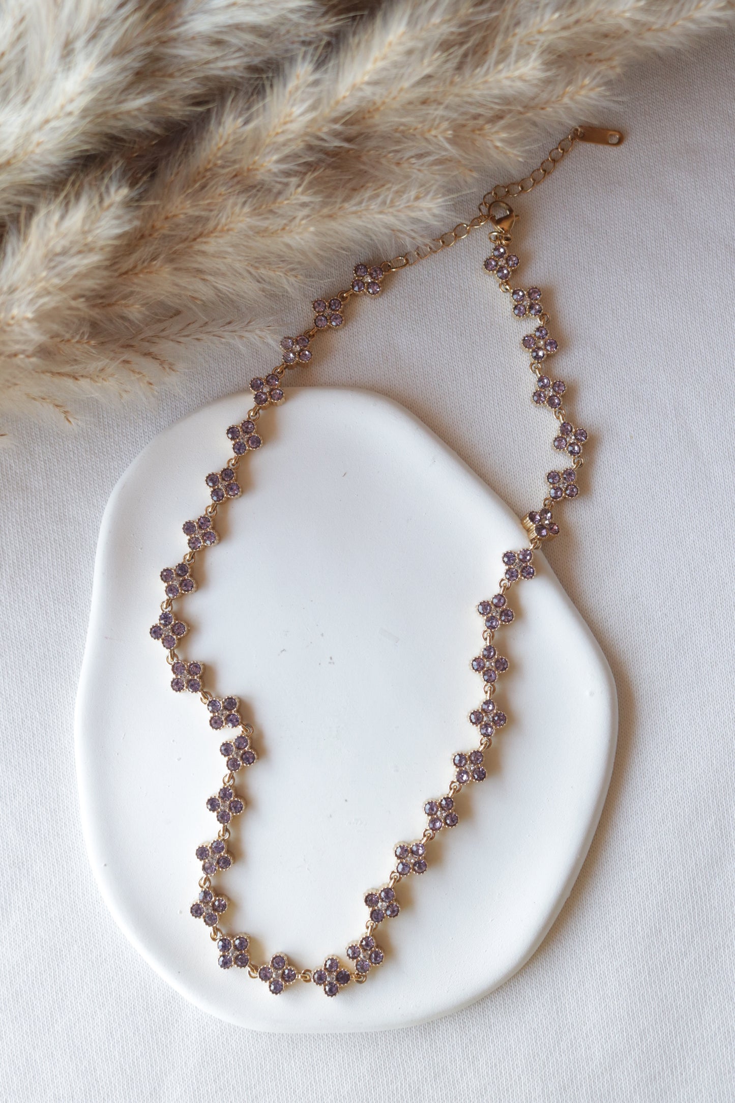 Colar de Aço Dourado de Inspiração Swarovski de Trevos com Brilhantes Lilás